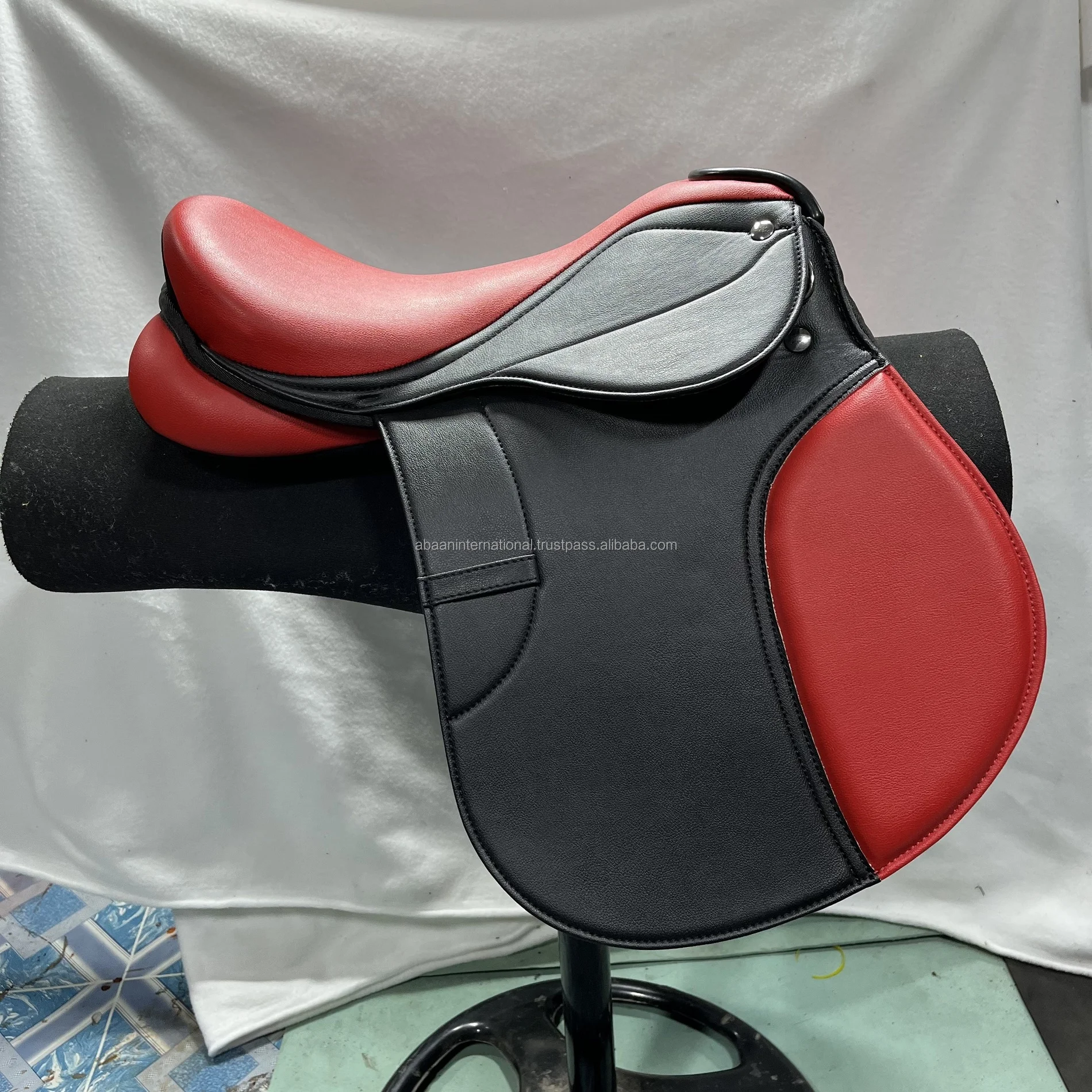 BESTSELLER SYNTHETIC LEATHER HORSE JUMPING SADDLE WITH OEM CUSTOMIZED STYLE,COLOR AND LOGO HIGH QUALITY MATERIAL LUXURY PRODUCT