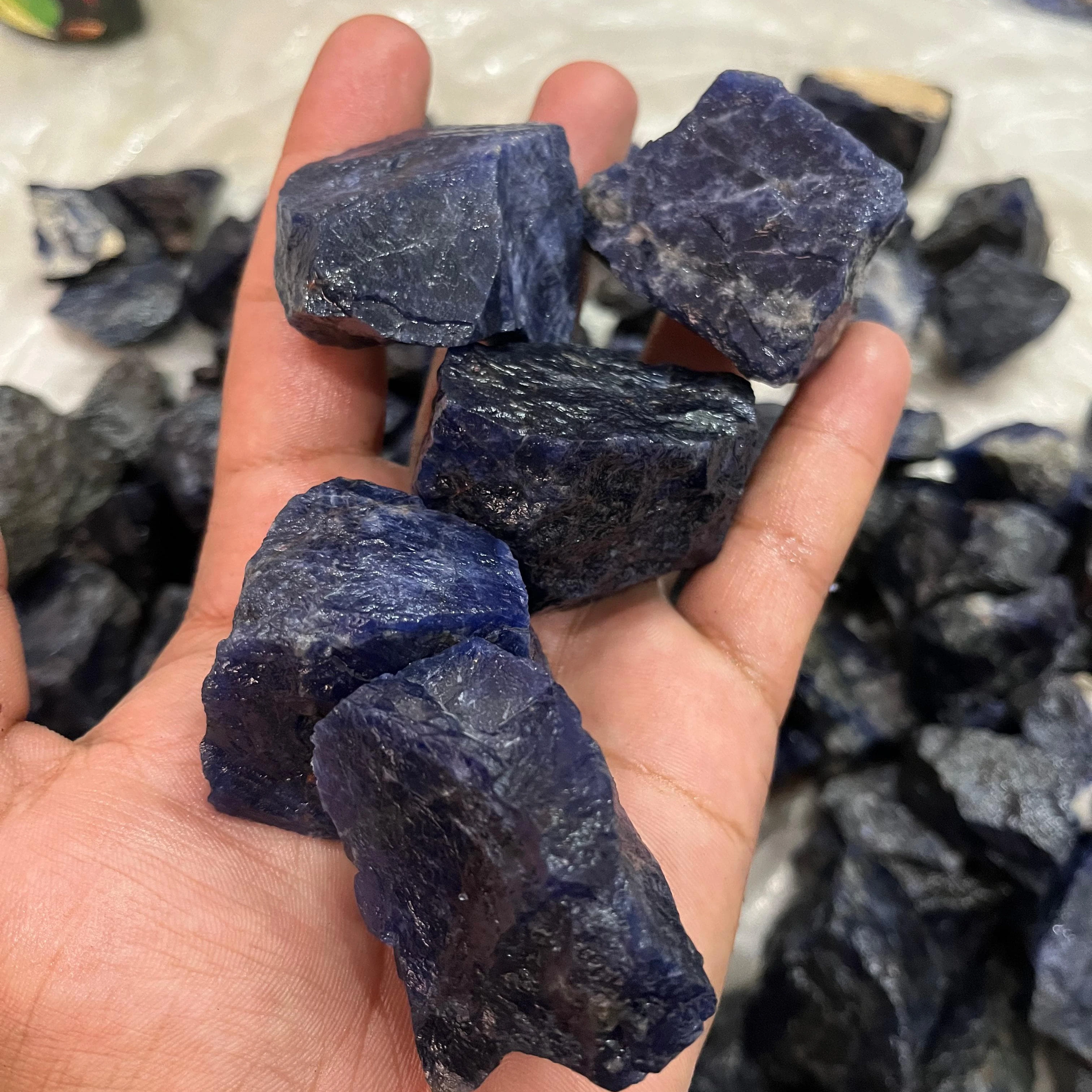 Wholesale Natural Blue Sodalite Minerals Raw Stone Chunk Healing Crystal Sodalite Rough Stone Raw For Home And Garden Decoration