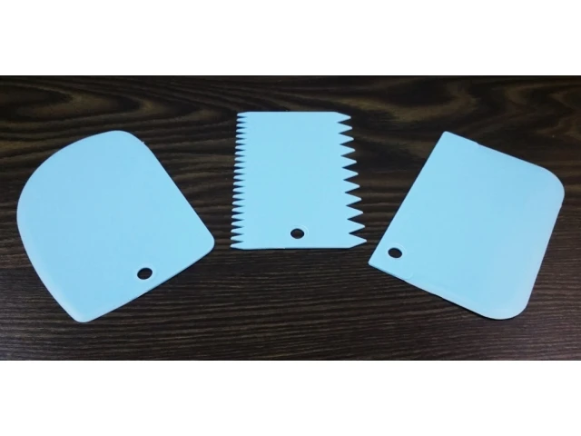 Set of 3 Pcs Cake Scraper and Icing Nozzle round Resin and Metal Mold Stand and Turntable Opp Packing