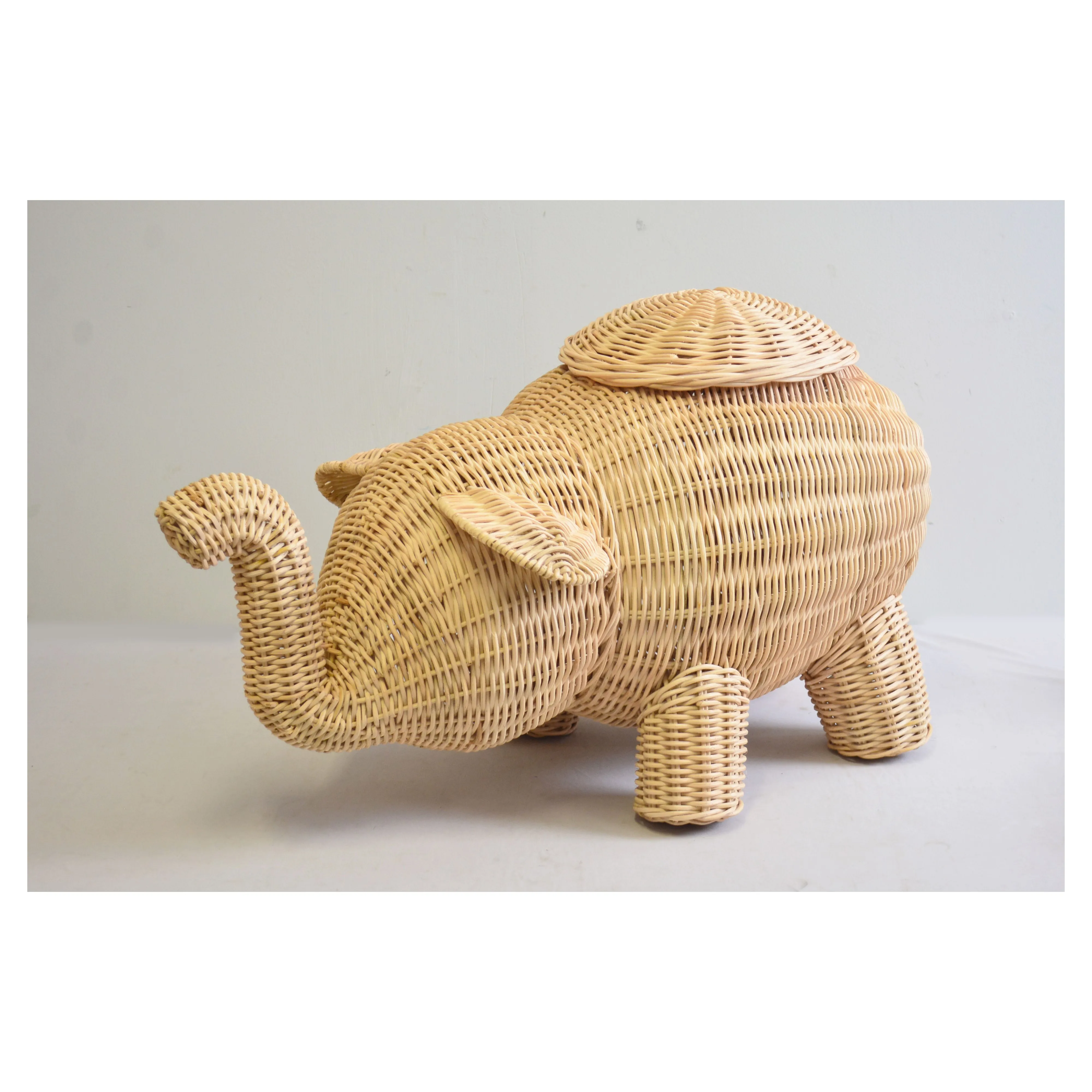 High-quality Animal shaped Rattan Wicker baskets containers organizer handmade in Vietnam/ Storage baskets/ home decor