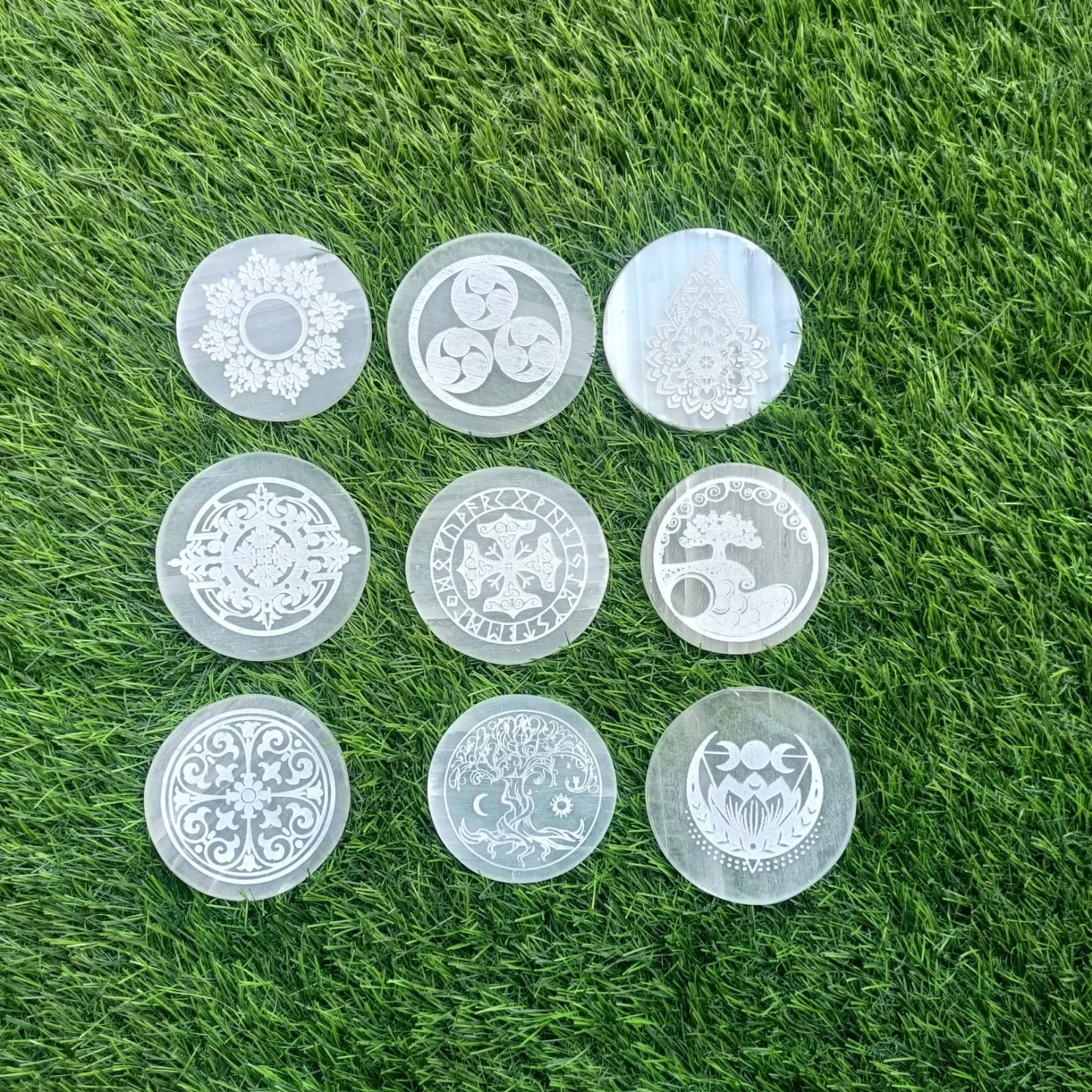 Top Selling round Selenite Crystal Charging Plate High Quality Healing Stone Decoration Energy Raw Technique Tower Shape Gift