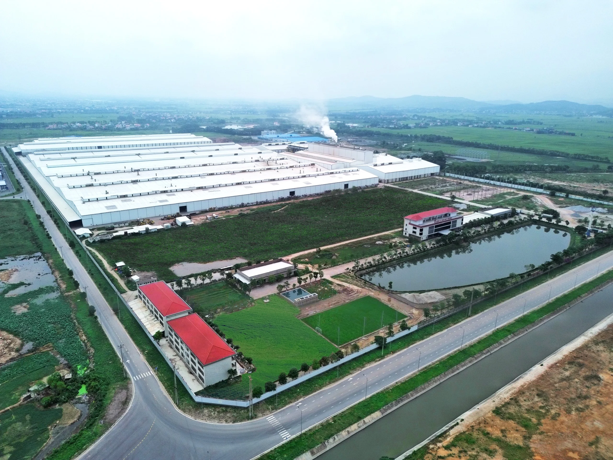 European Click Lock System SPC Flooring Hotels IXPE Sound Insulation Water Proof 4mm 5mm 6mm Core Thickness Matte Surface Modern