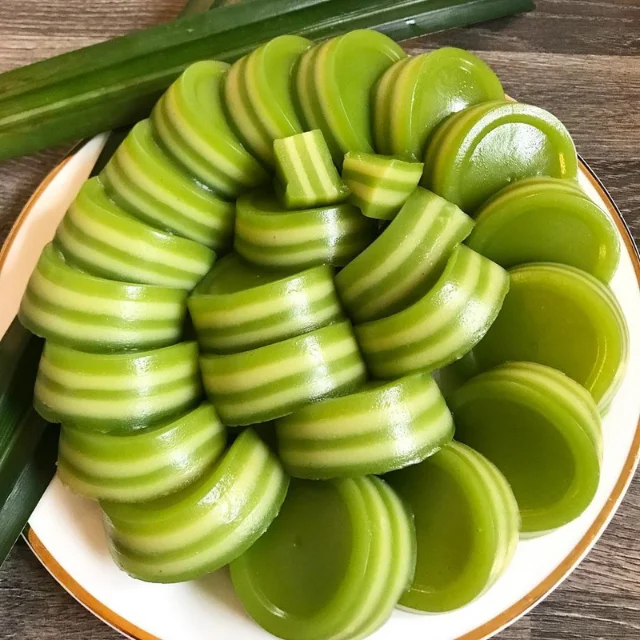 Frozen pandan leaf mung bean cake, chewy dessert / Holiday