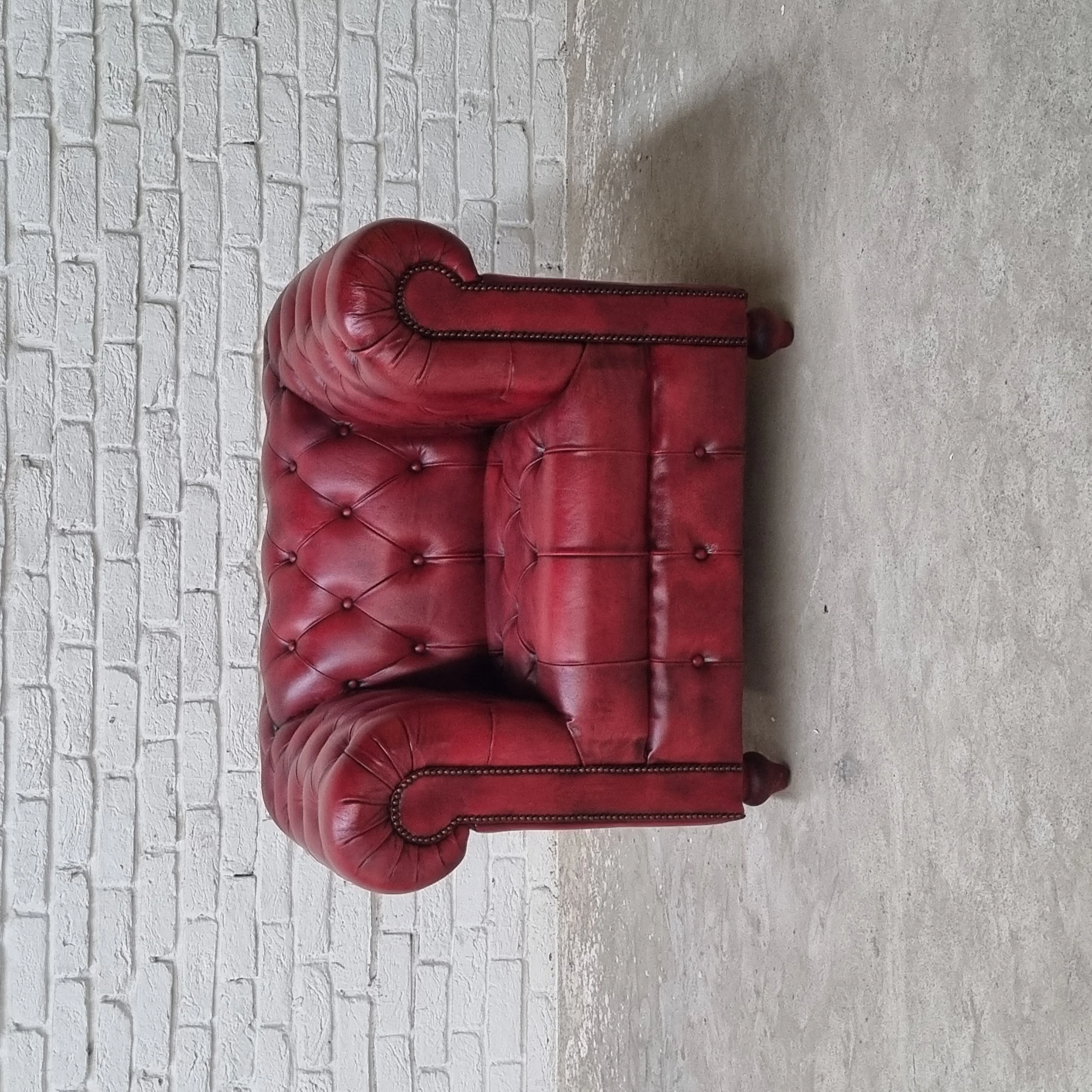Новейший 2024 красный розовый цвет tifted Chesterfield 1-Местный Кожаный Диван горячая Распродажа для гостиной отелей и вилл
