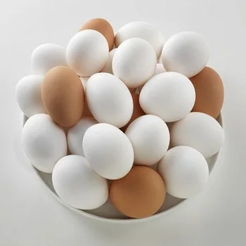 Свежие куриные яйца для фермы коричневые и белые из ракушек/продукт разных размеров свежие настольные