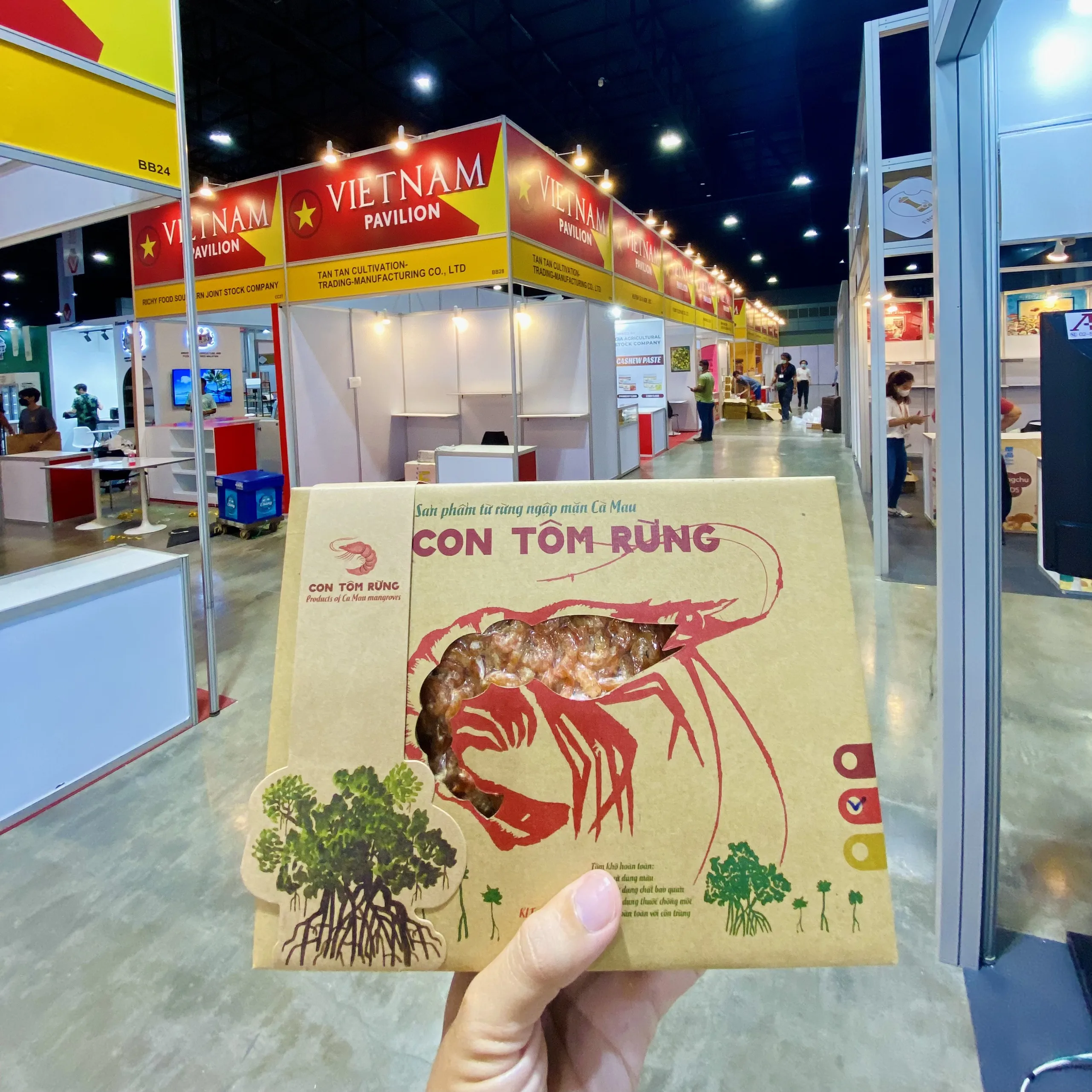 Puff Fry Rectangle Shape Good Price  Salty Taste 9 months Shelf Life Seafood Snacks Crispy OEM Prawn Cracker from Vietnam