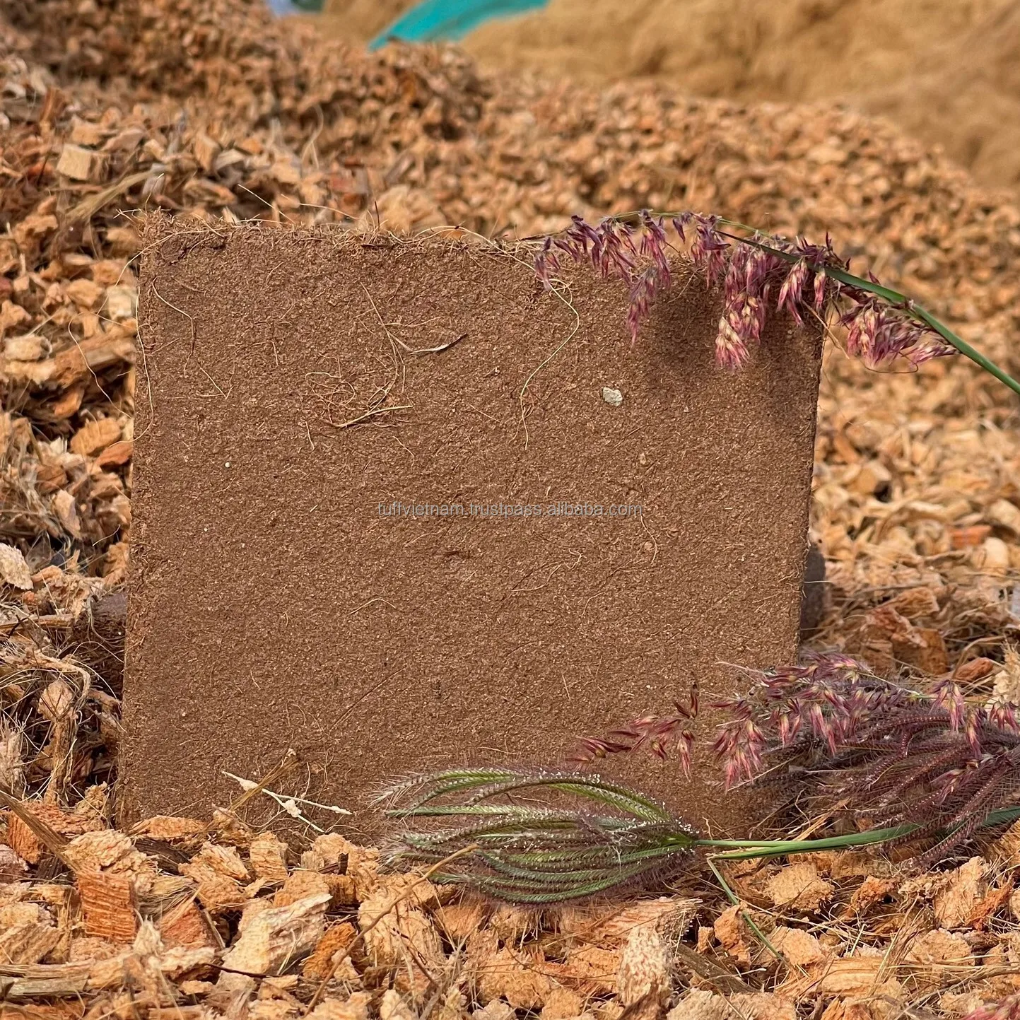 Low EC High Quality Block Cocopeat 100% Coconut Husk from Tuff Vietnam  For Plants With 550Gr Block for hanging plants mini pots