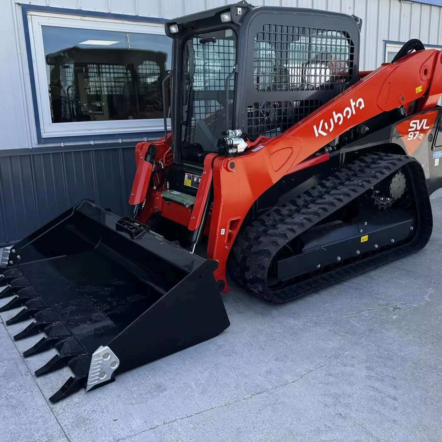 2022 Kubota SVL97-2 Skid Steer Compact Utility Loaders  KUBOTA SVL97-2SHFC Skid Steer Crawler and Track Loader with Attachment
