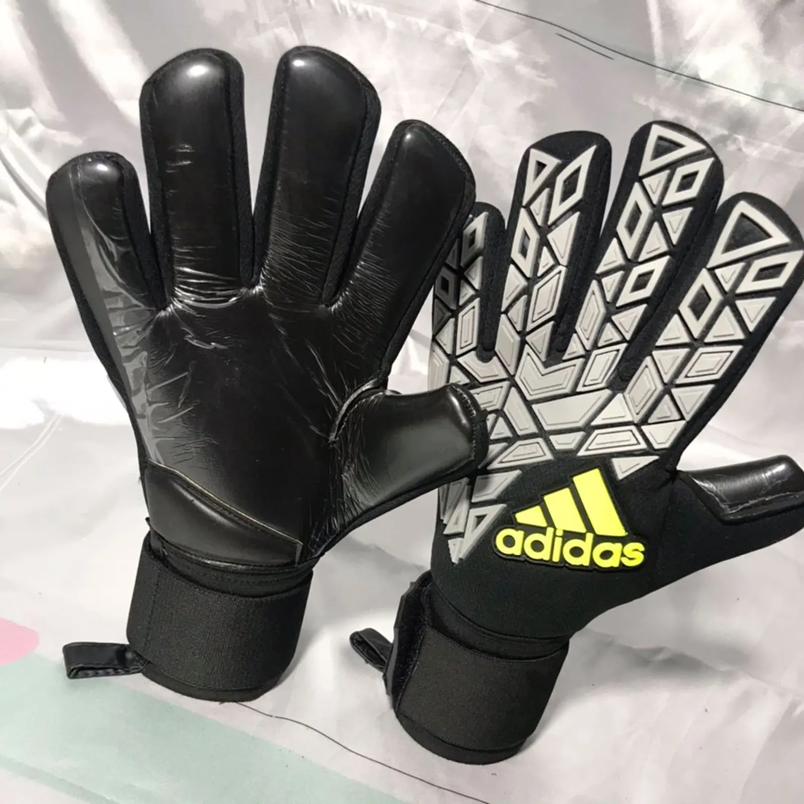 High Quality Red Black German Latex Foam Hybrid Cut Soccer Football Goalkeeper Gloves For Match