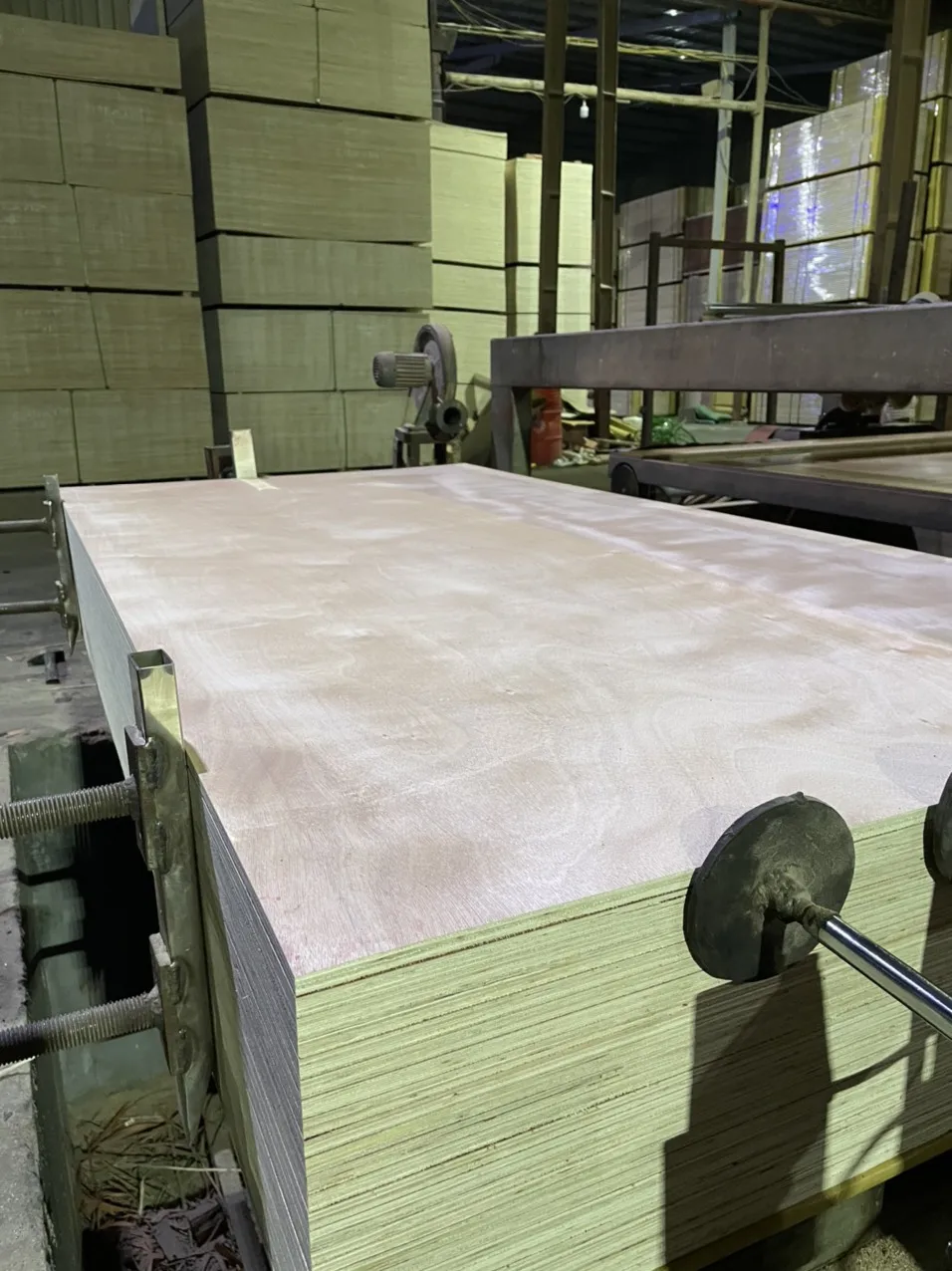 Plywood Sheet Plyboard Plywood Furniture Glue High Quality Ply Wood Made in Vietnam MR Waterproof Sale Style Industrial Surface