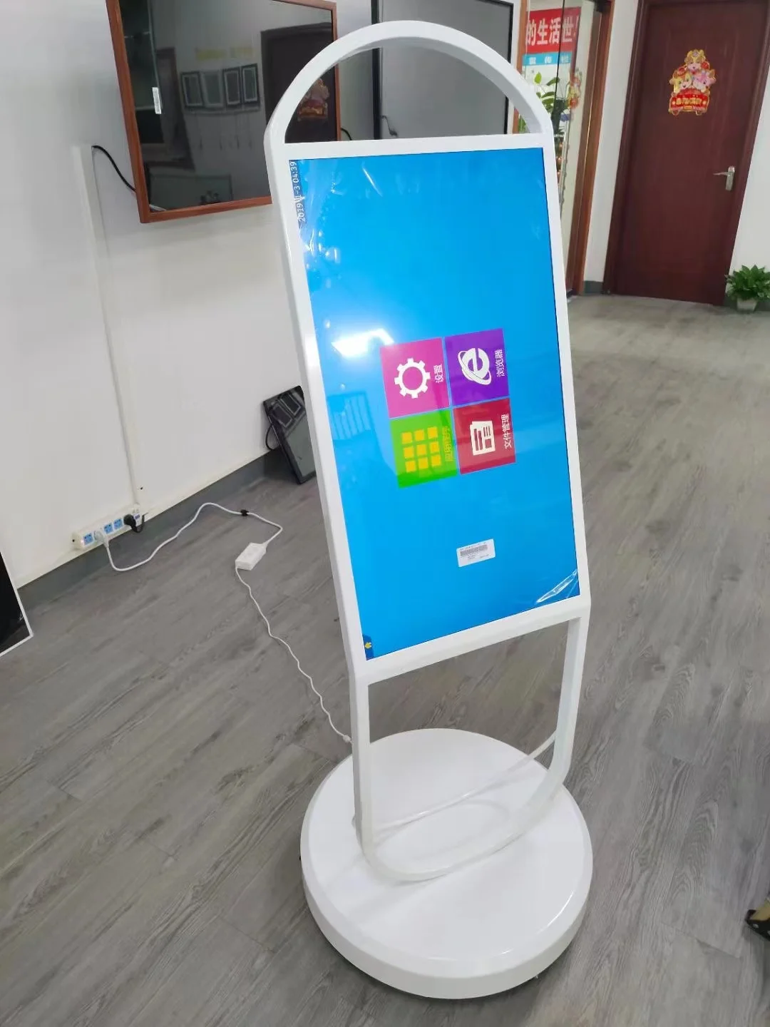32inch Portable Outdoor High Brightness Battery  Adverting Digital Signage