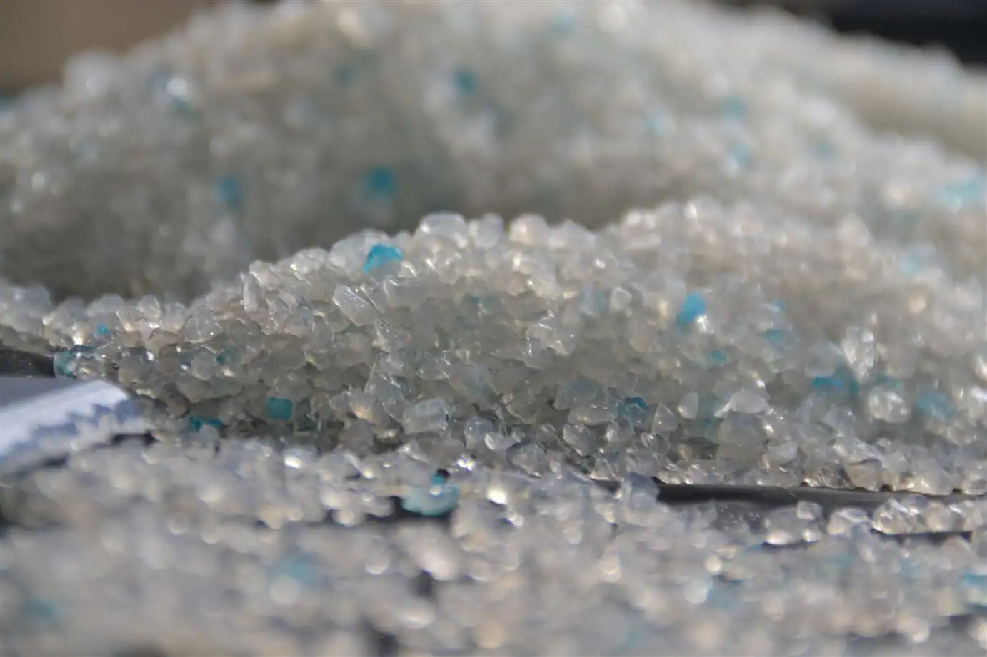 OEM/ODM Highly Absorbent natural Micro crystal cat litter 3.8L Non Clumping Silica Gel Crystal cat litter sand