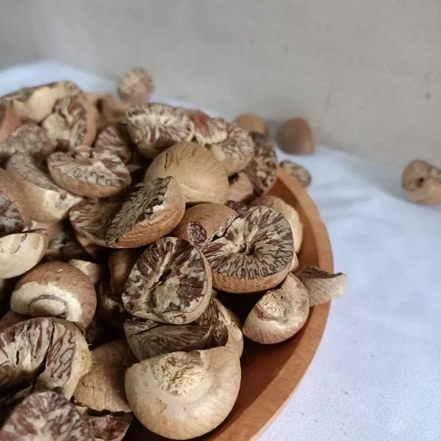 WHOLESALE DRIED BETELNUT SPLIT ARECA NUT  INDONESIA ORIGIN 90-95 QUALITY GOOD QUALITY EXPORT QUALITY