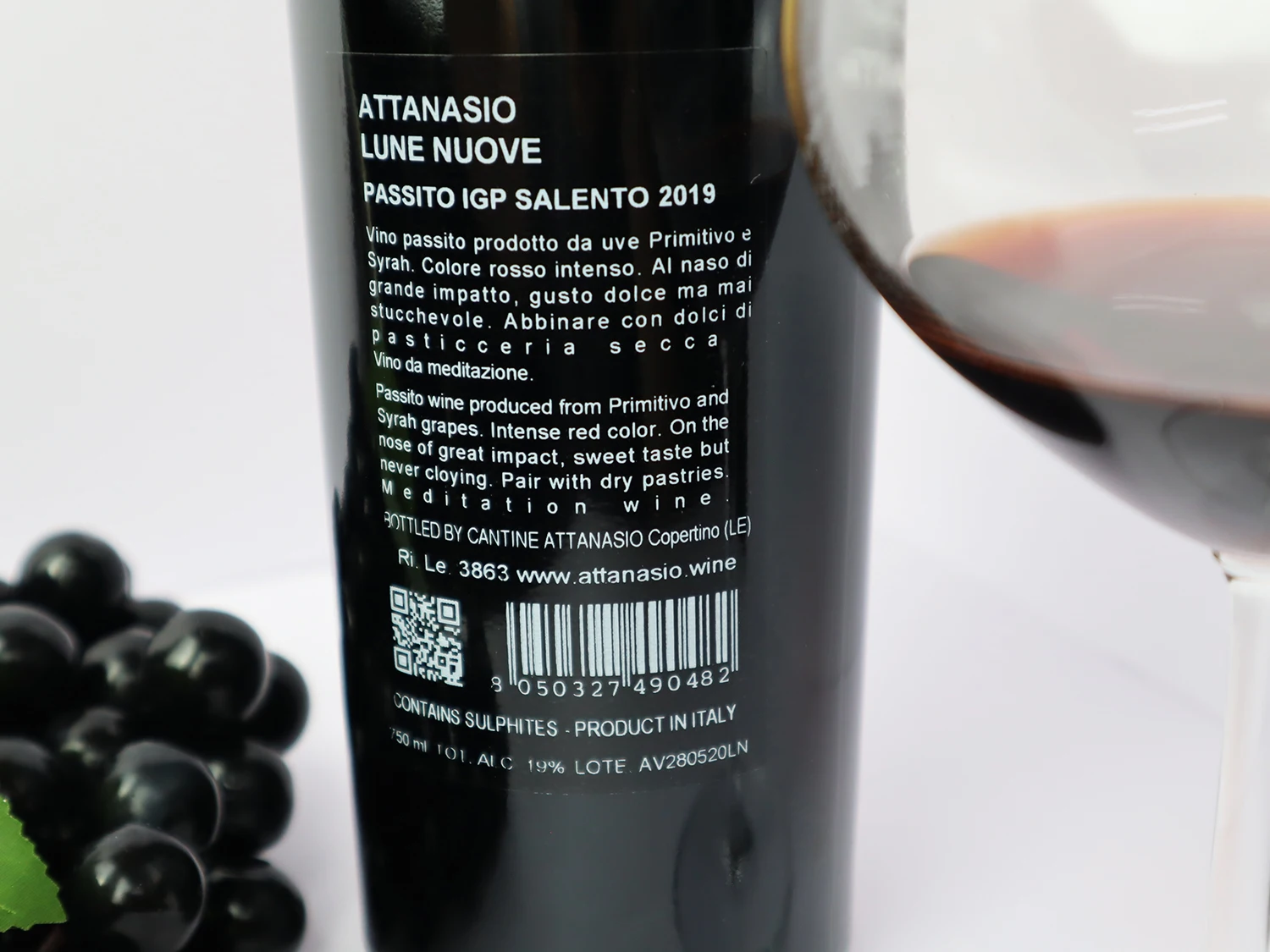 Type origin shelf life meditation style for dry party wine drinking Attanasio Lune nuove Passtio IGP Salento 2019 from Italy