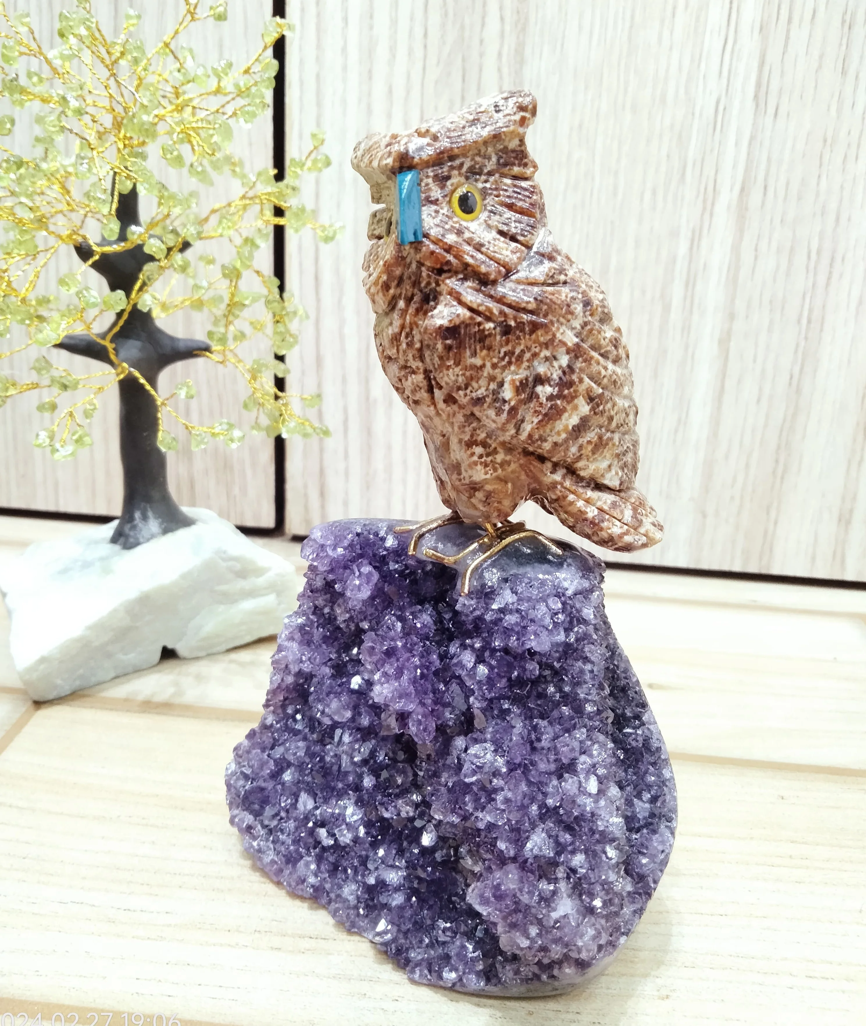 Wholesale Natural Angelite Carved Cockatiel Bird Masterpiece Beautiful Crystal Mascot on Small Amethyst Geode for Decoration