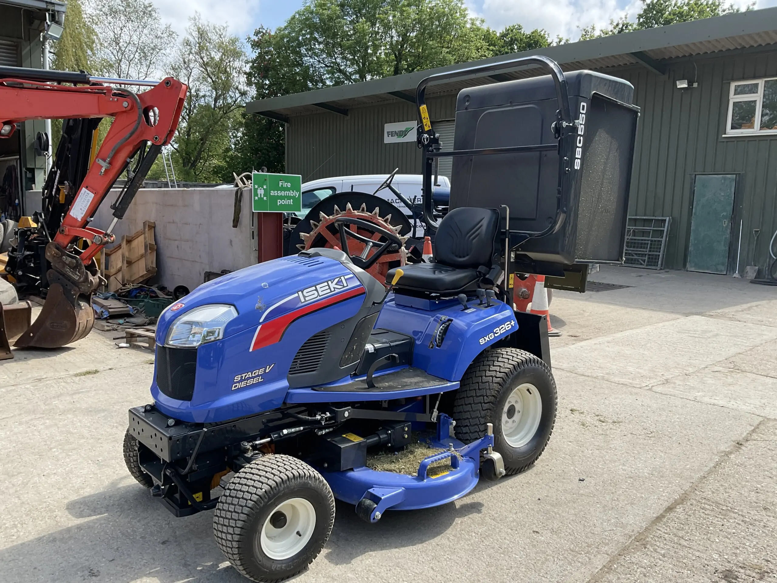 Iseki SXG 326+ mit Hochentleerung 1,37m