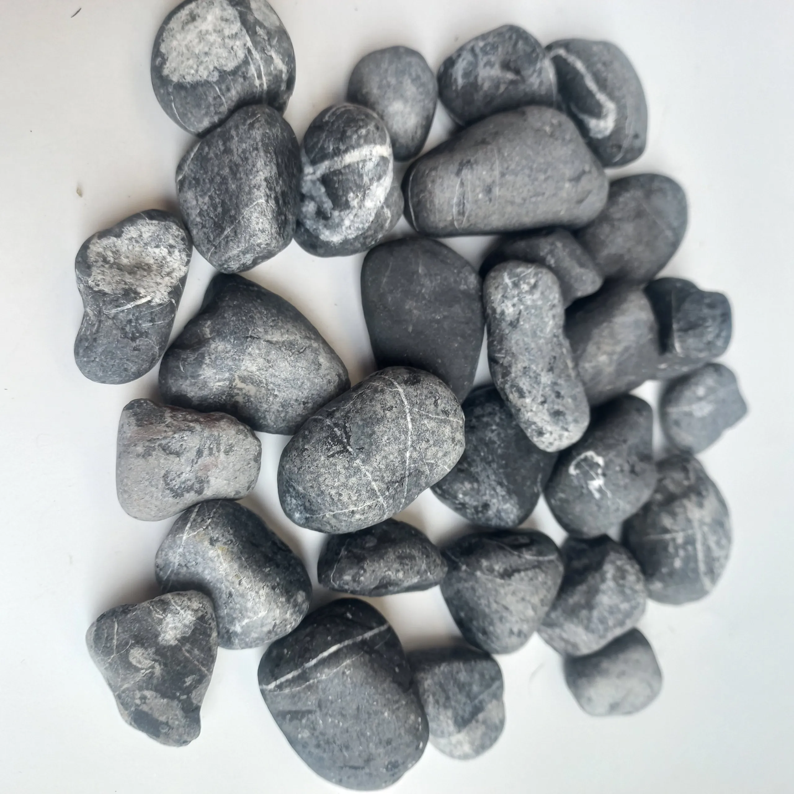 Черный натуральный гравий паутина каменный укладчик Уличные декоративные камни для дома/сада/пруда