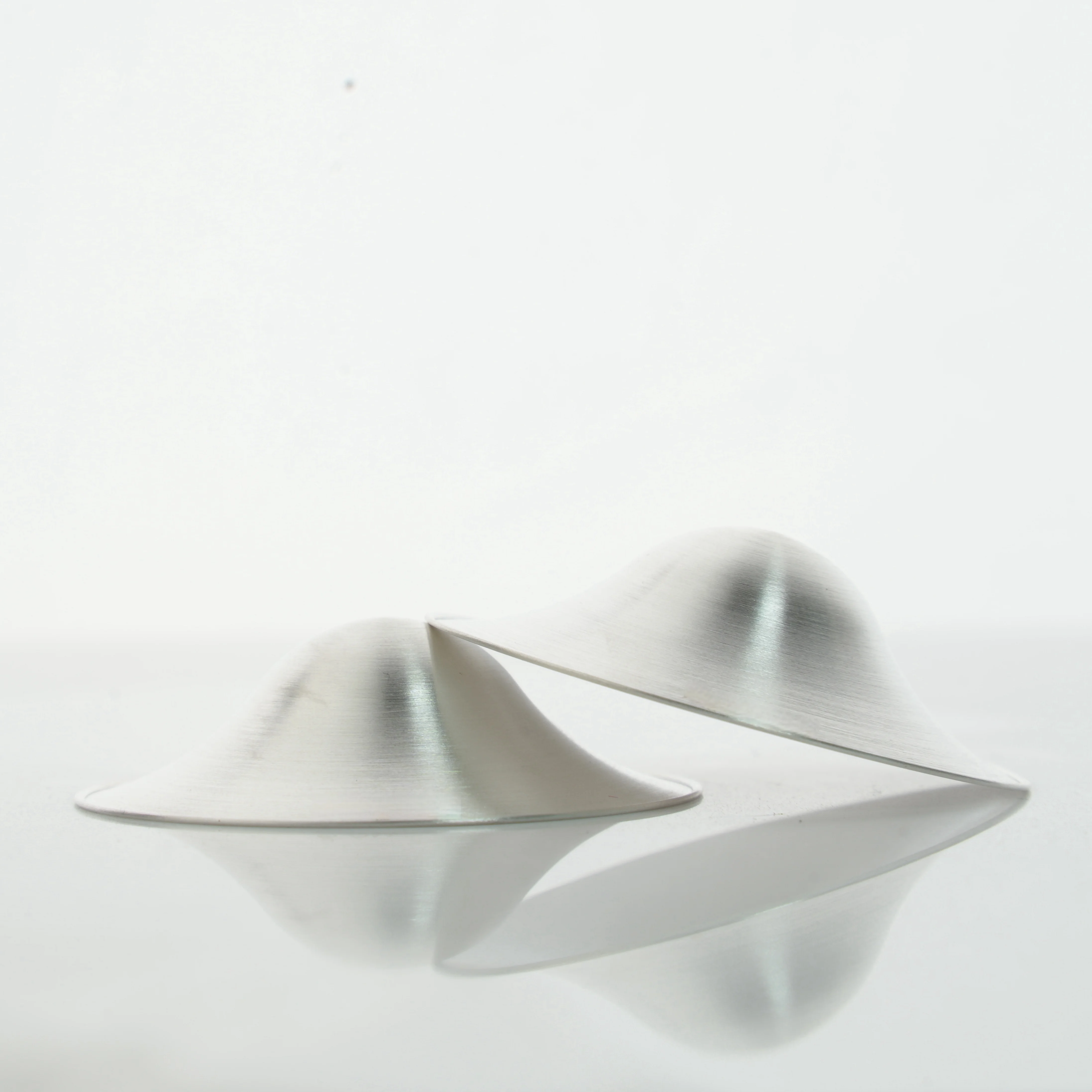 Хит продаж прозрачные неклеевые ультратонкие женские липкие серебряные накладки на соски водонепроницаемые оптовая продажа для кормления грудью