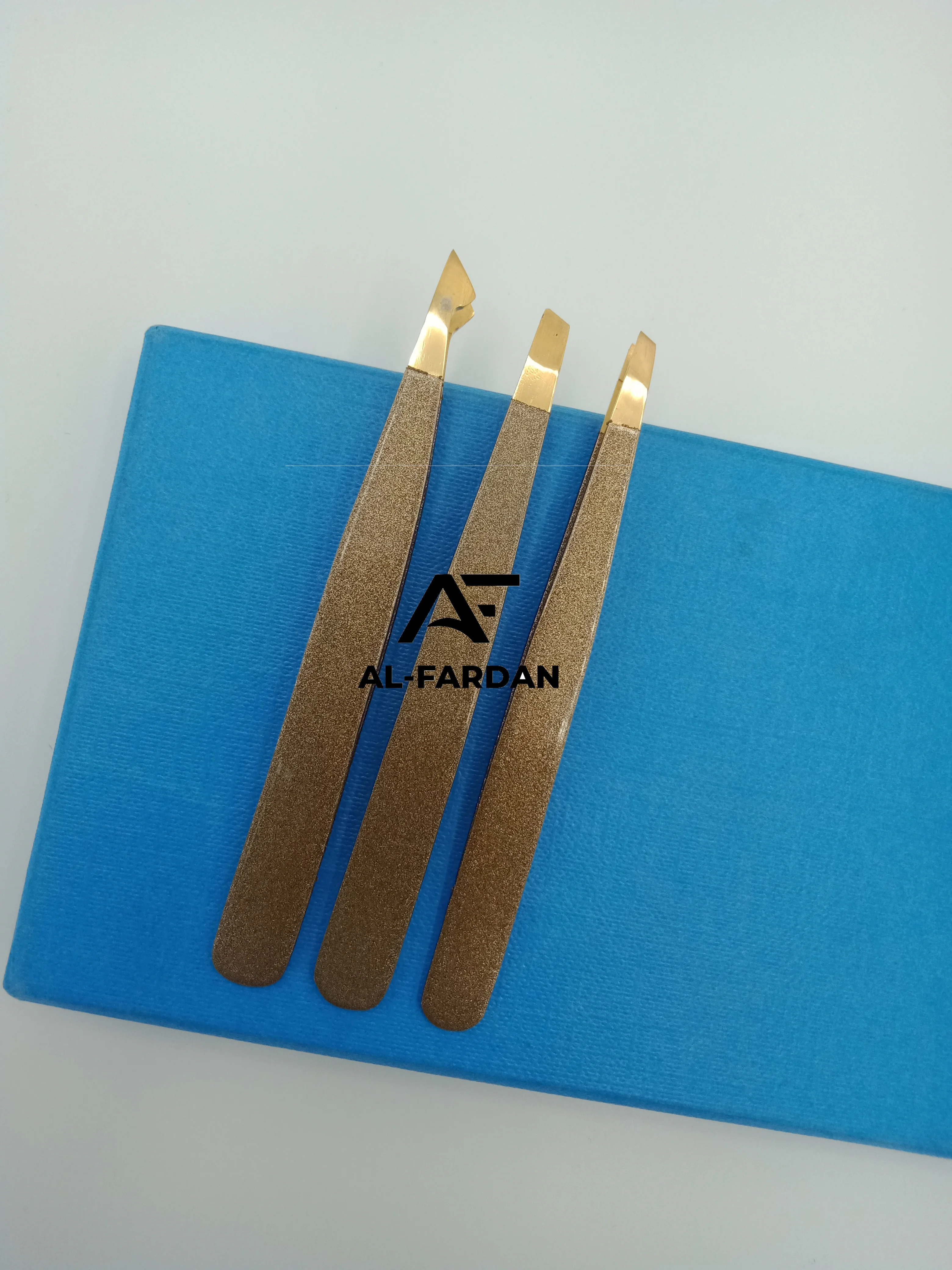 Slanted Tip Brown Color Gold Tip Eyebrow Tweezer High Quality Surgical Grade Stainless Steel Hair Plucking Brow Tweezers