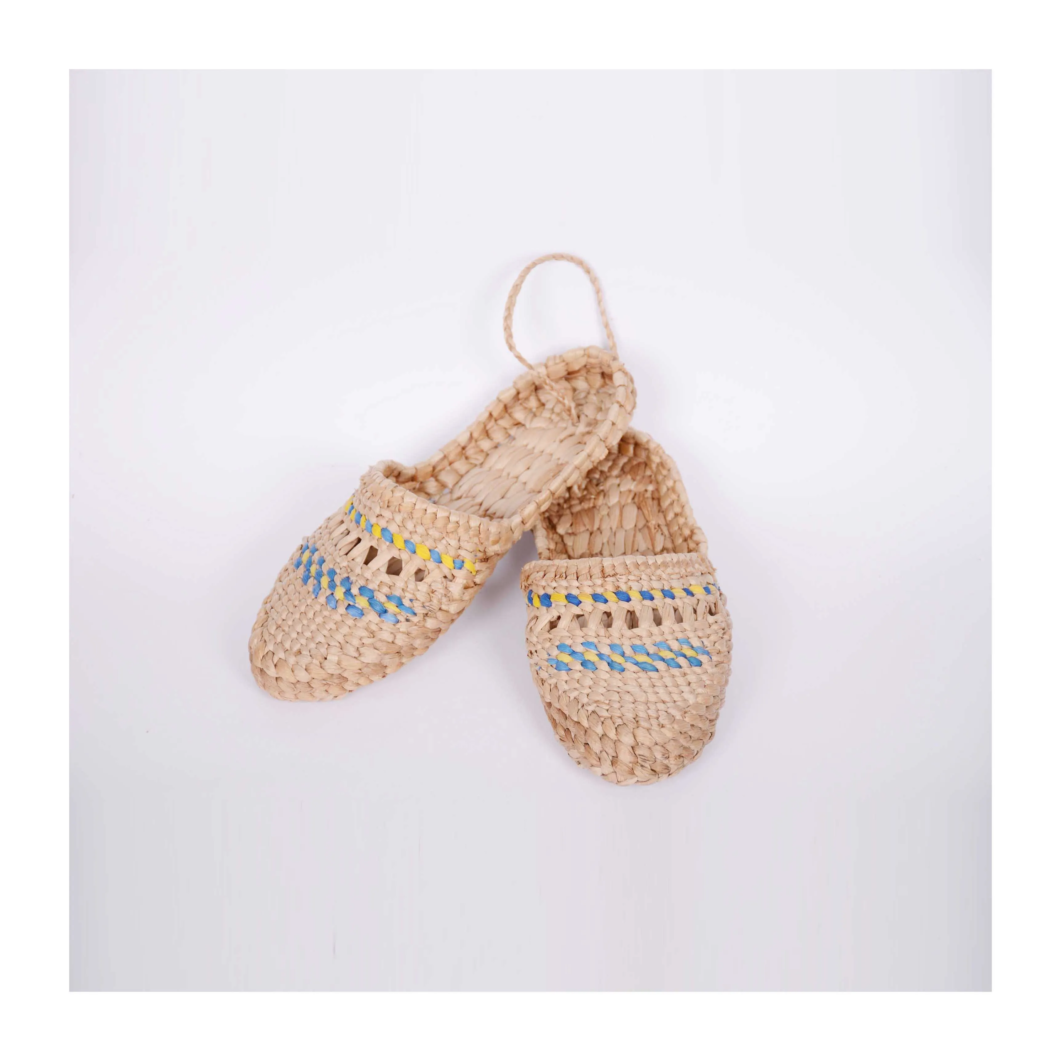Competitive price ladies sandals premium quality straw shoes hand braided raffia flip flops