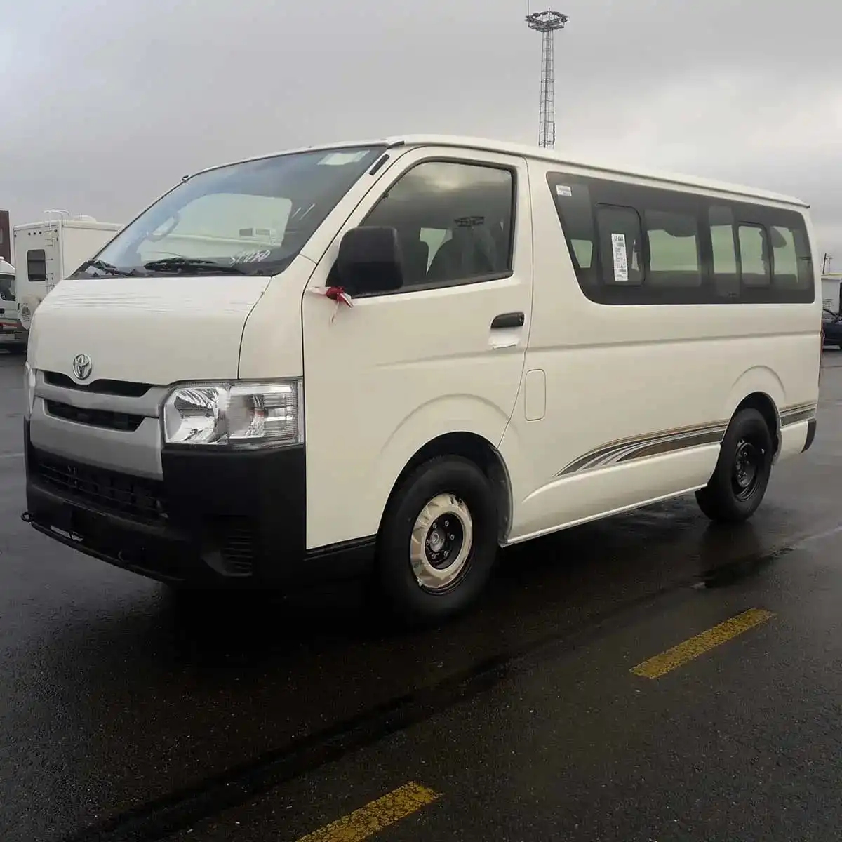 HiAce коммерческие фургоны и пригородные автобусы Toyotas готовы к экспорту в Африку