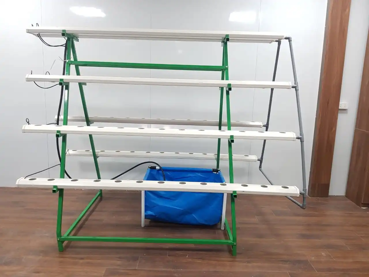 104 Planting Holes Garden Irrigation Plastic PVC Automatic Hydroponic Vegetable Growing System With Substrate