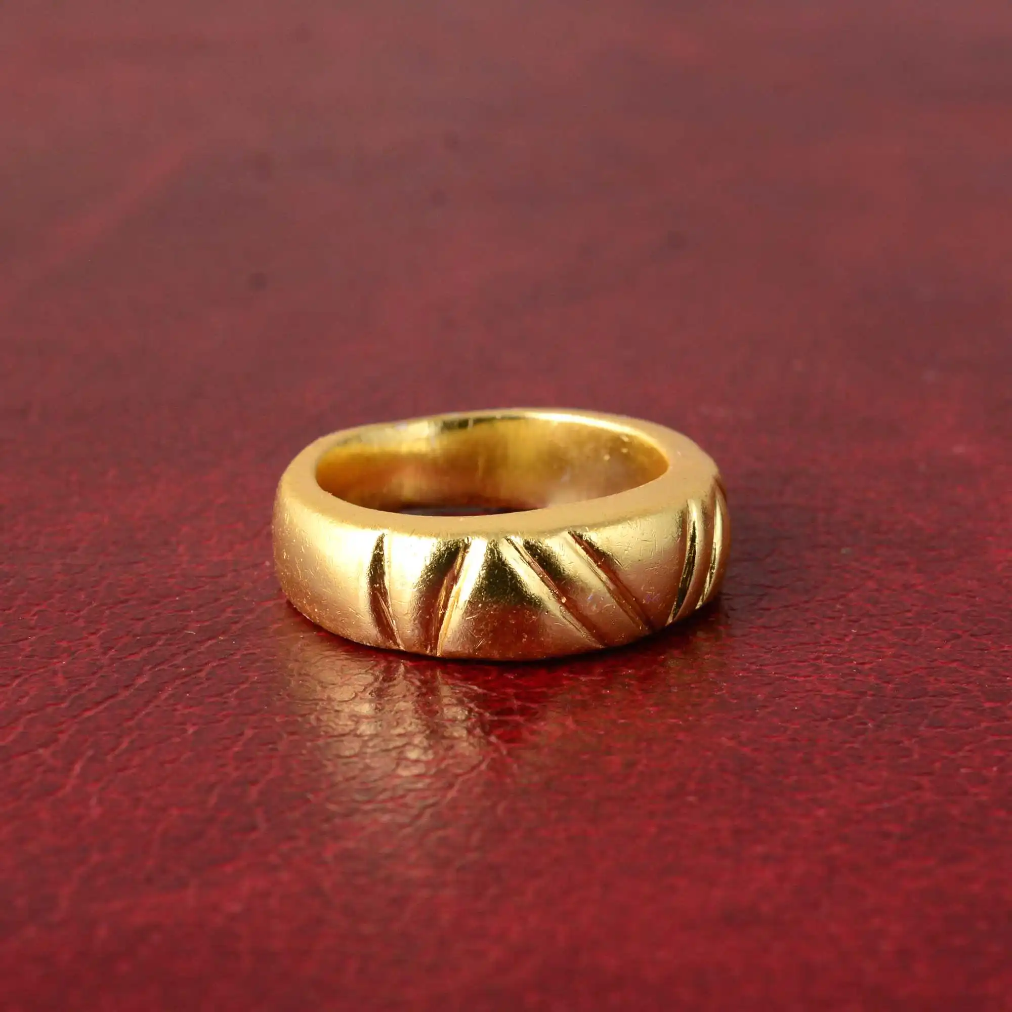 Fashionable geometric curved triangle shaped ring jewelry 2024 titanium steel electroplated 18k gold ring waterproof