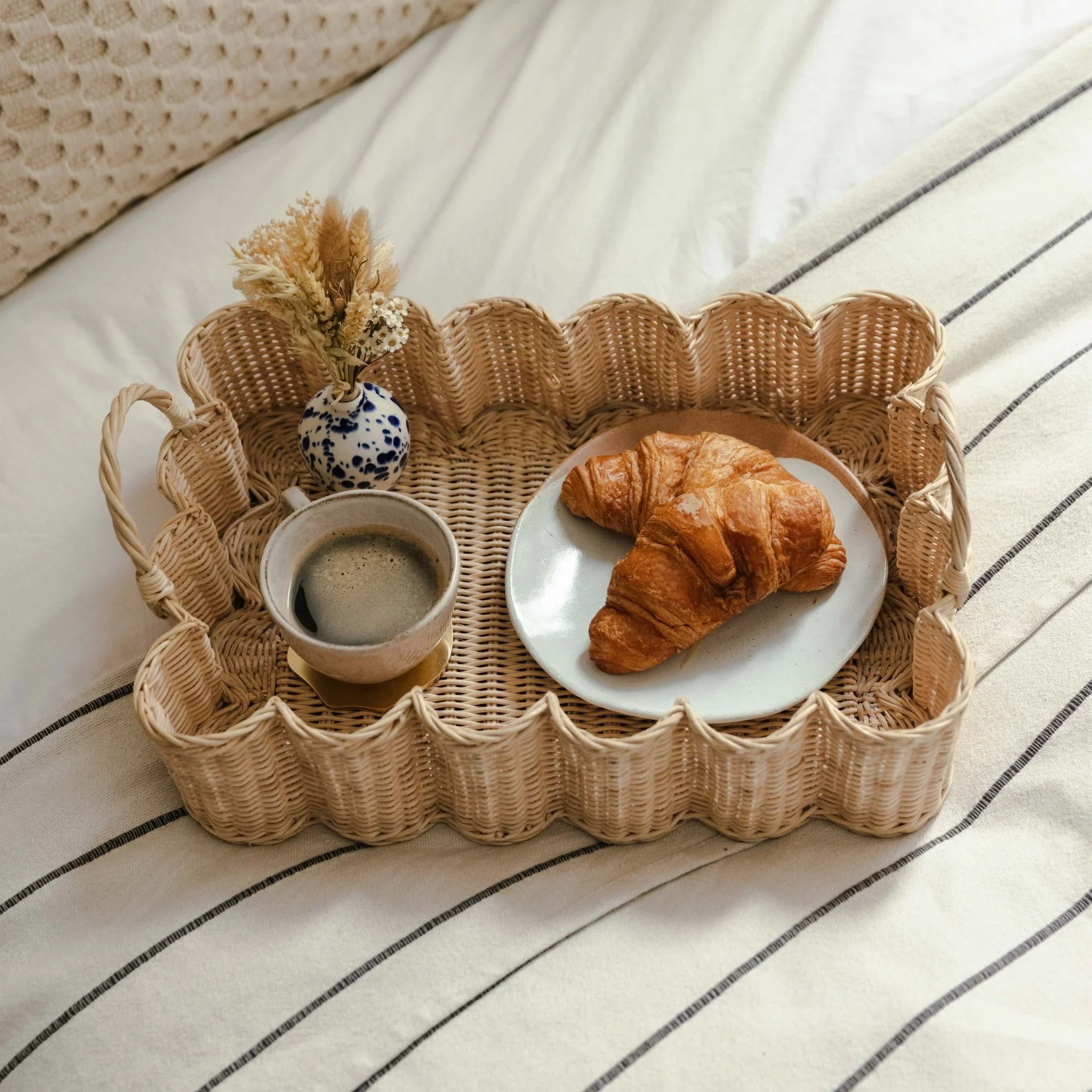 Best Seller Natural Rattan Scalloped Wicker Tray OEM Seagrass Serving Tray Table Centerpieces Decoration from Vietnam