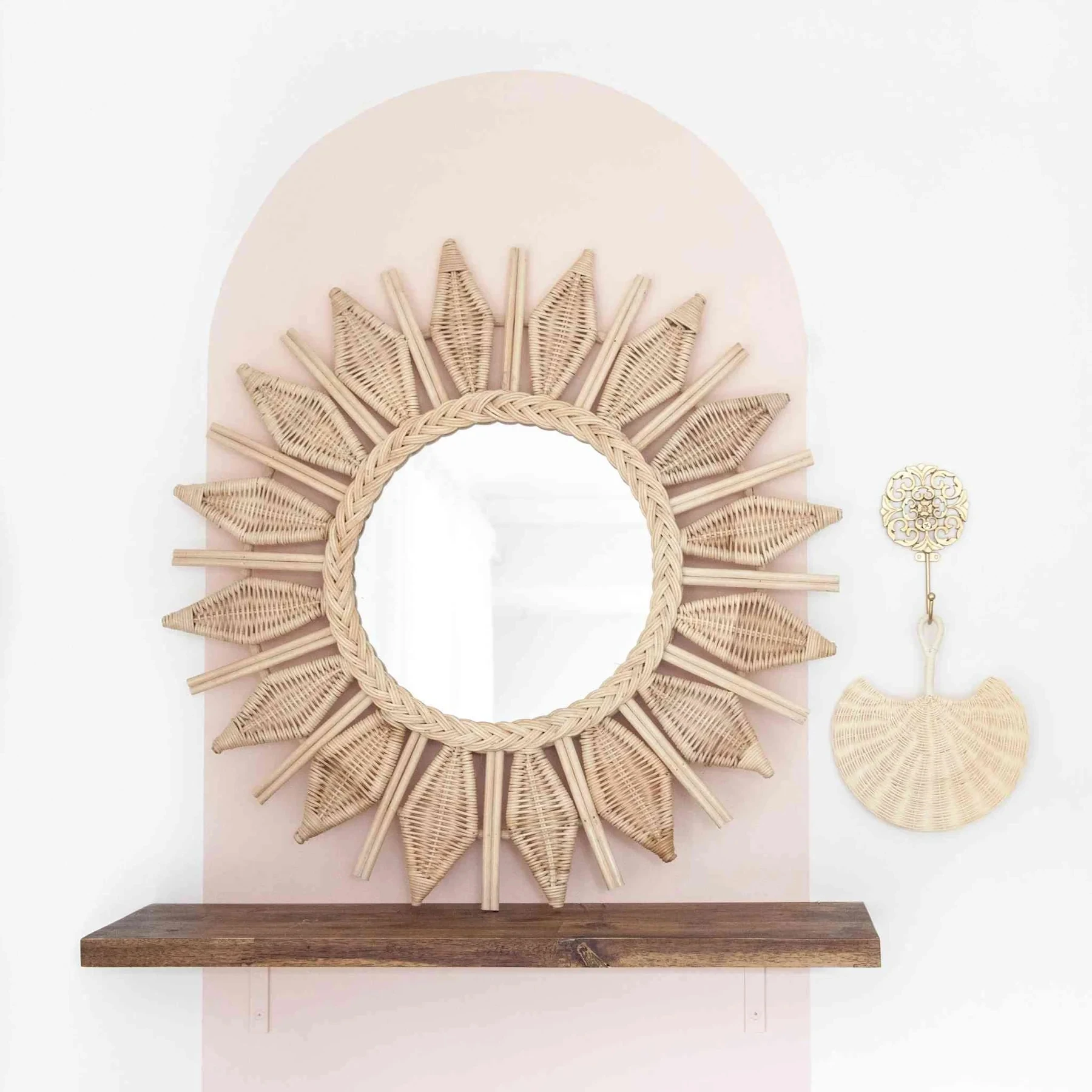 Latest Collection Classic Natural Rattan Wicker Handicraft Hanging Mirror Wholesale Decorative Seagrass Wall Mounted Mirrors