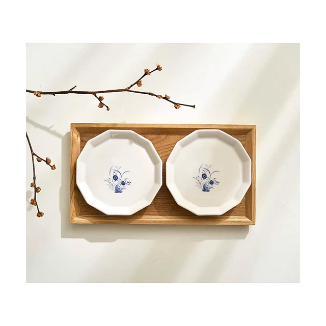 [White porcelain flat bottle with floral design in cobalt blue] Joseon Dynasty white porcelain flat bottle