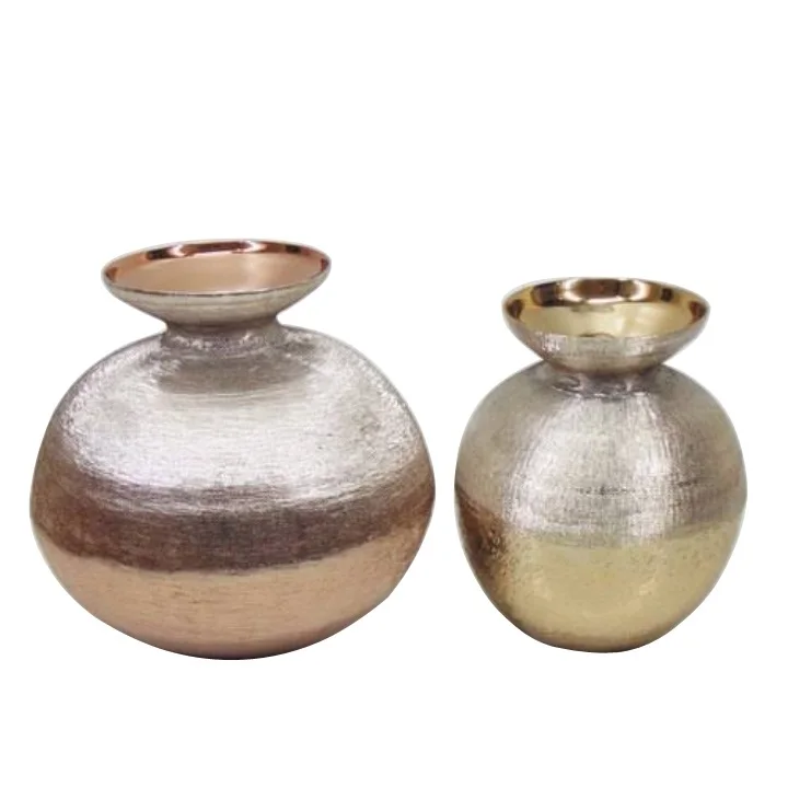 Декоративные металлические вазы