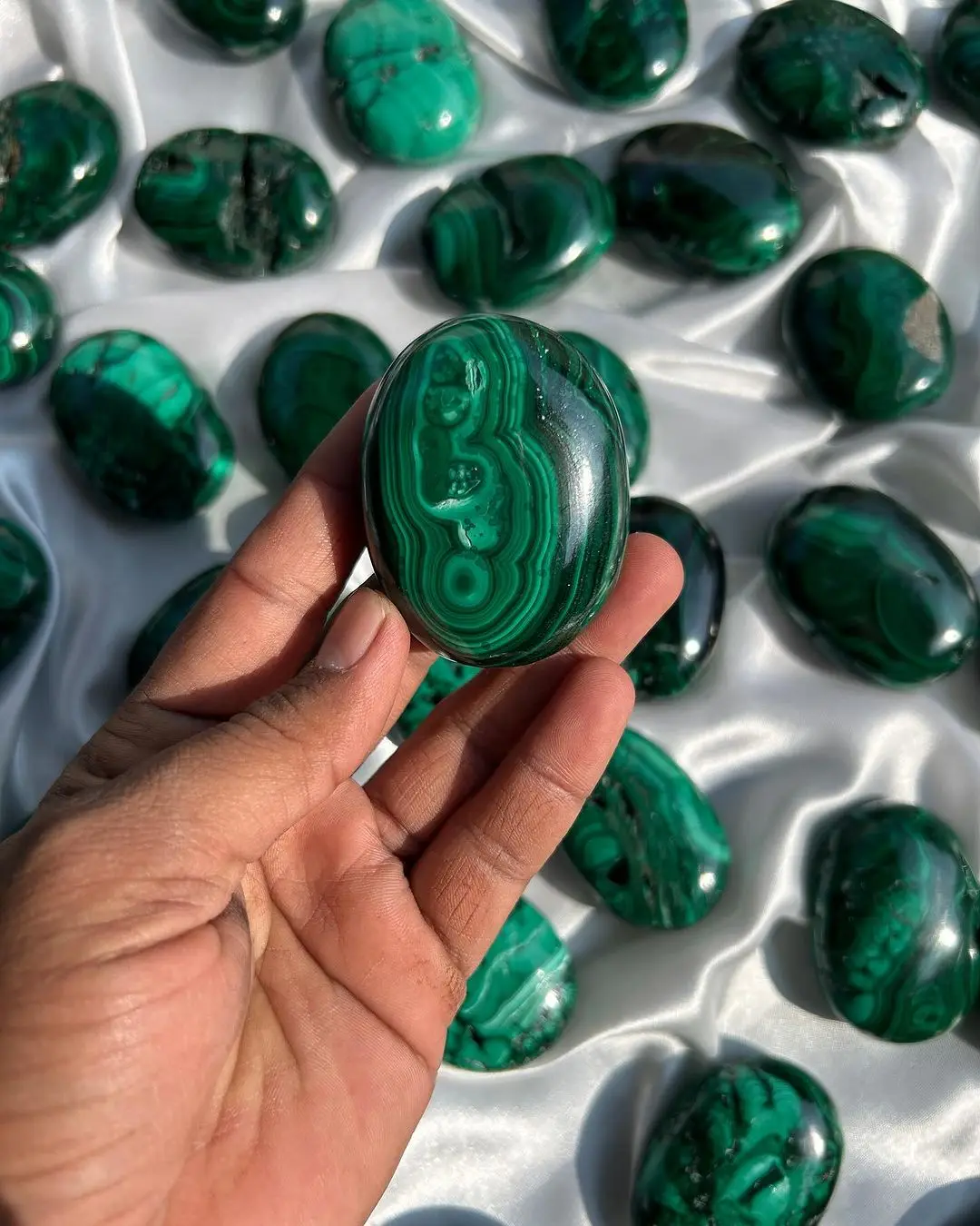 Genuine Shiny Polished Malachite Crystal Palm Stones Natural Semi-Precious Healing Energy Stone Wholesale Decorative Sale