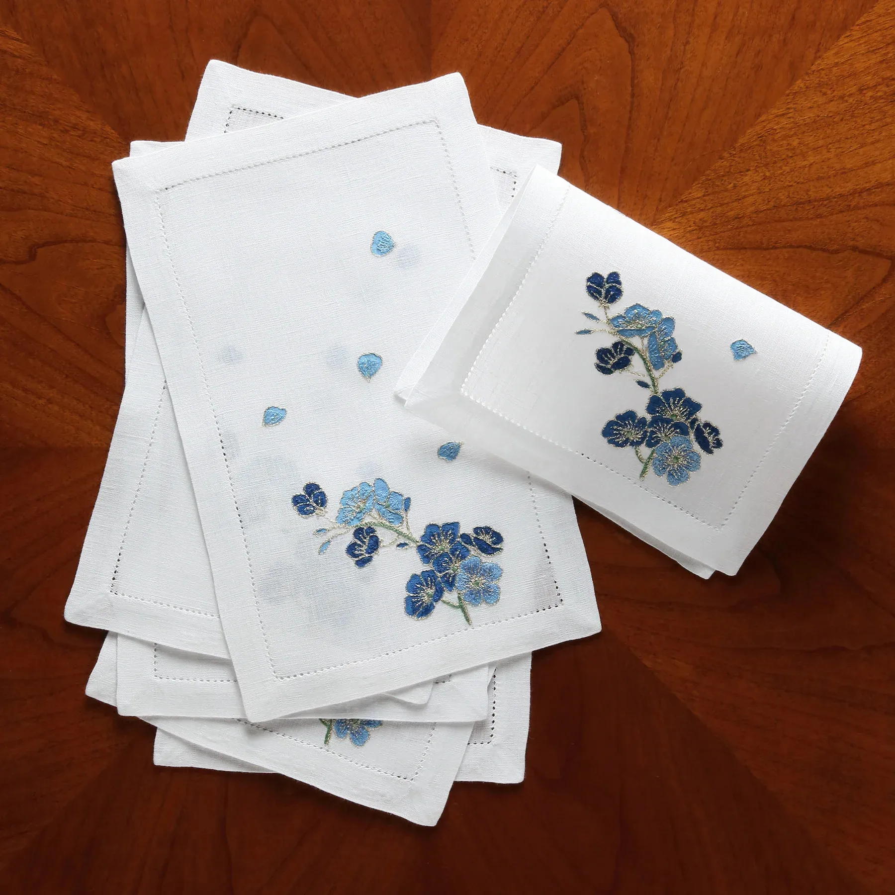 Custom Design 100% Pure White Cotton Napkin Set Placemat Elegant Embroidered Flowers With Hemstitch Home Hotels Events Parties