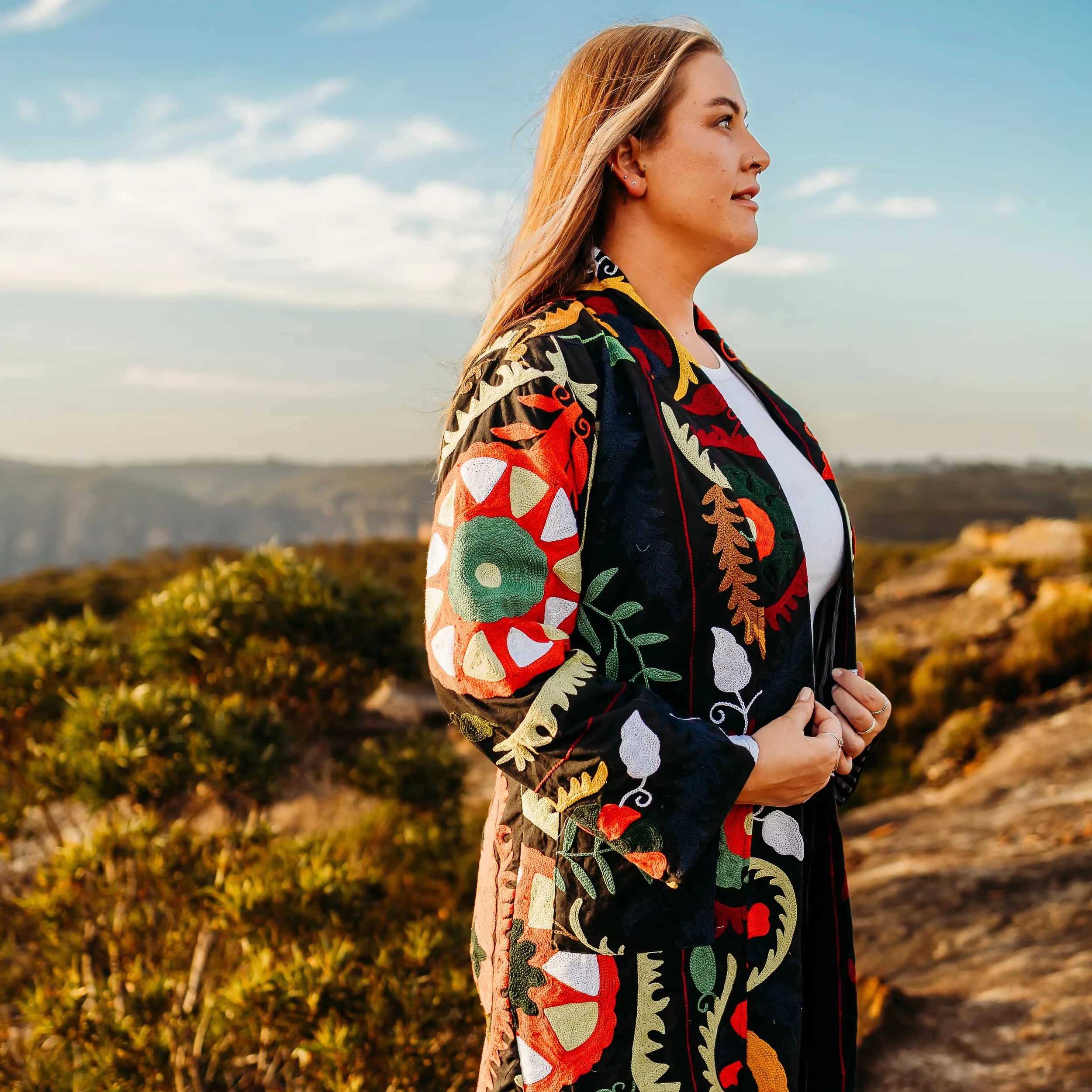 Женская стеганая зимняя куртка с вышивкой