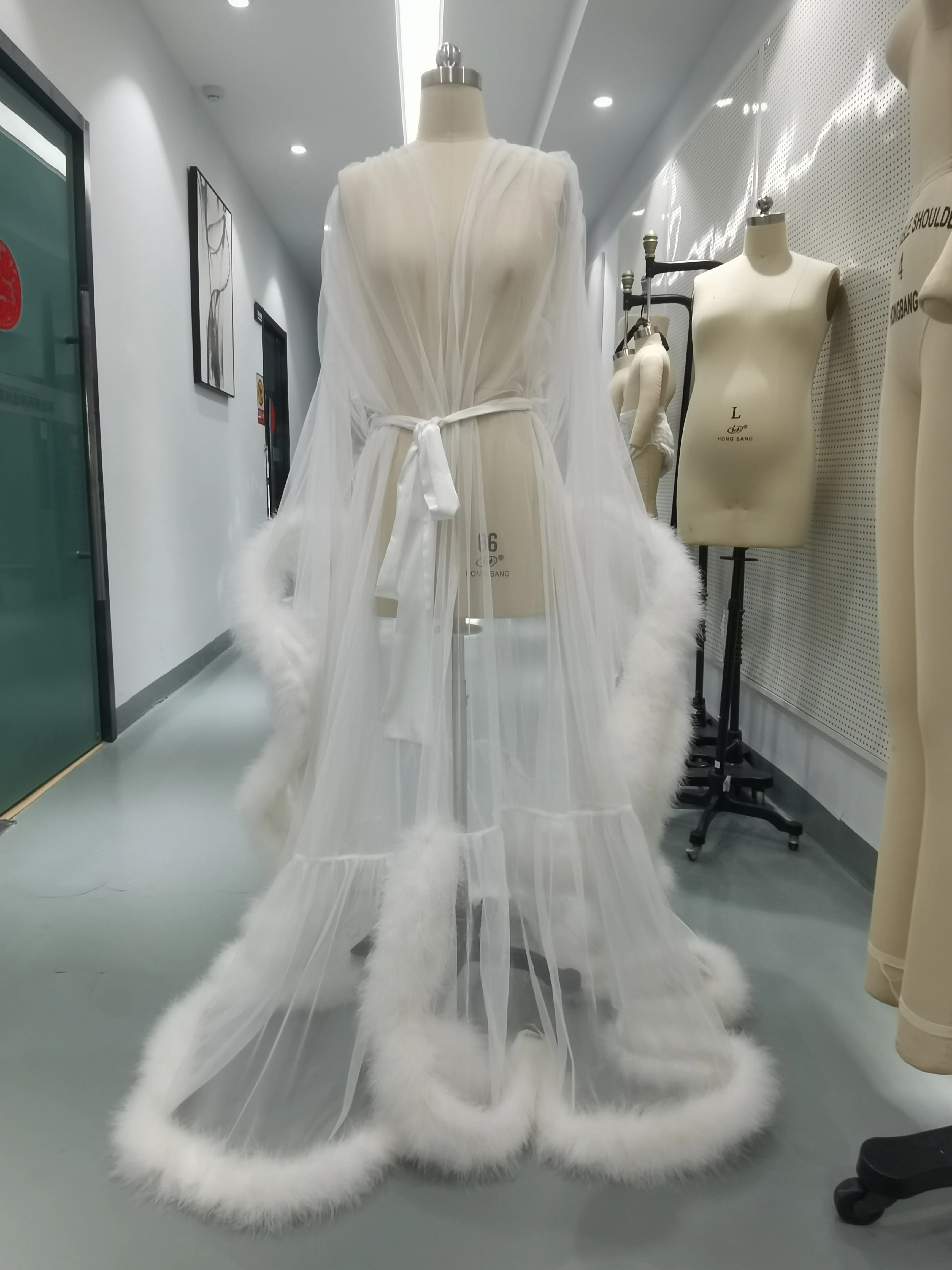 Wholesale Bridal Party Long Fur Wedding Robes Lace Luxury Bridesmaid Feather Trim Women Robe