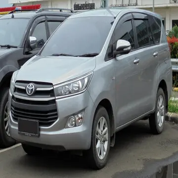 Used Toyota Innova 2.7 VVTi 7-seat for sale / Almost-new used Toyota Innova Crysta MPVs for sale