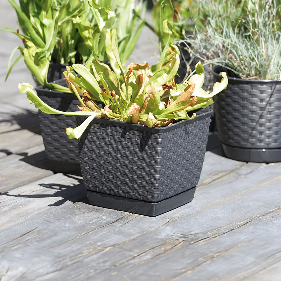 Flower Pot Adjustable Railing Planter Boxes, Natural Rattan Look, Weather-Resistant, Ideal for Gardens, Balconies, Terraces