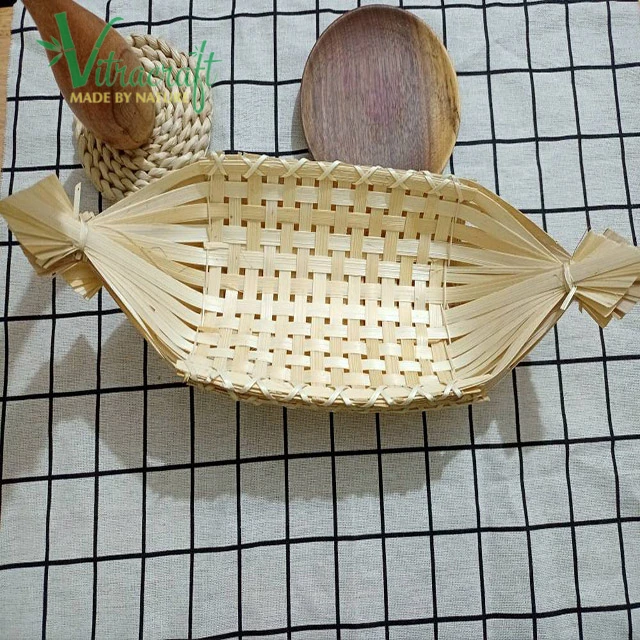 Корзины ручной работы в форме лодки корзины из бамбука и ротанга. Изготовлены натурального качестве украшения стола продуктов. Вьетнам