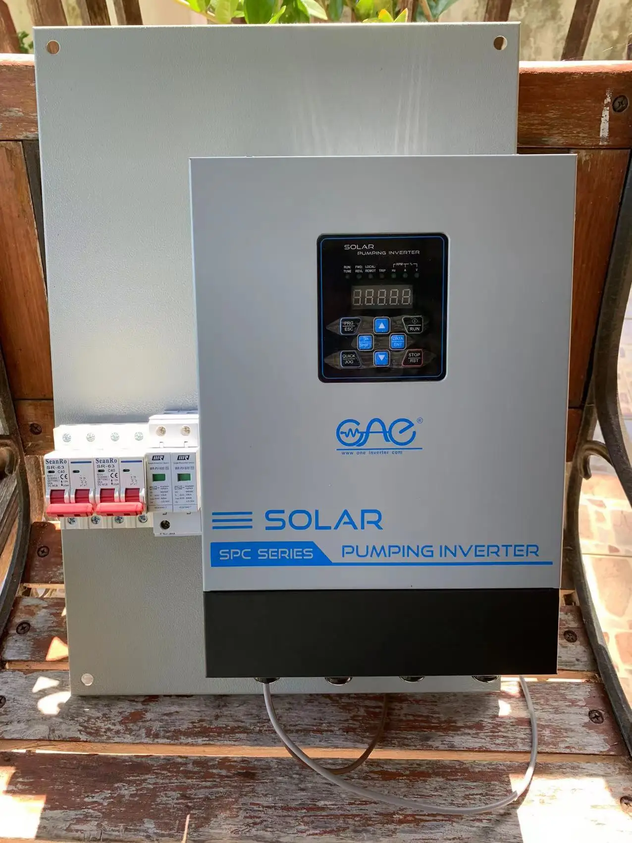 Quality certified intelligent solar inverter for water pump 5500W triple phase off grid in good price