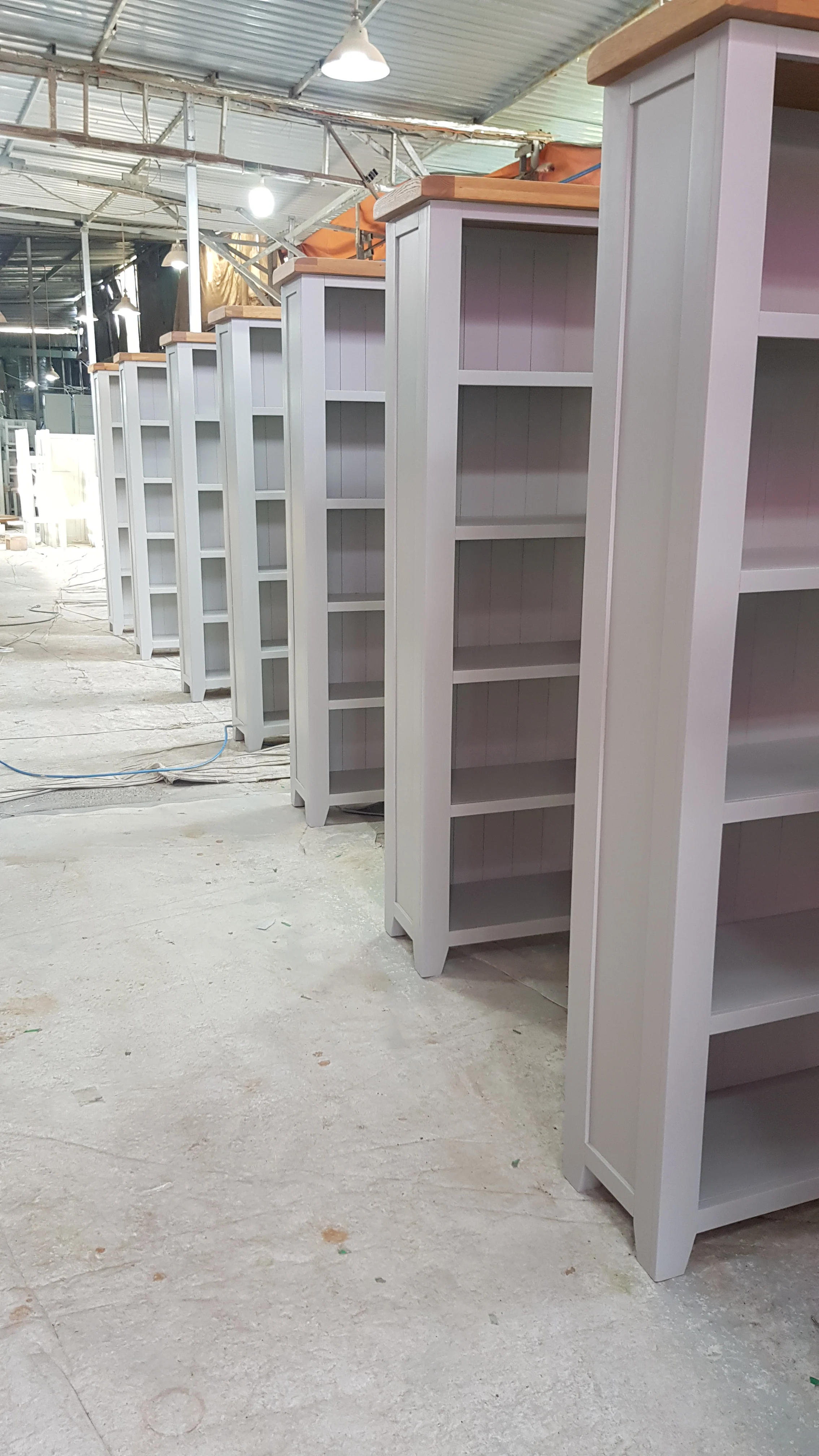 Низкий книжный шкаф