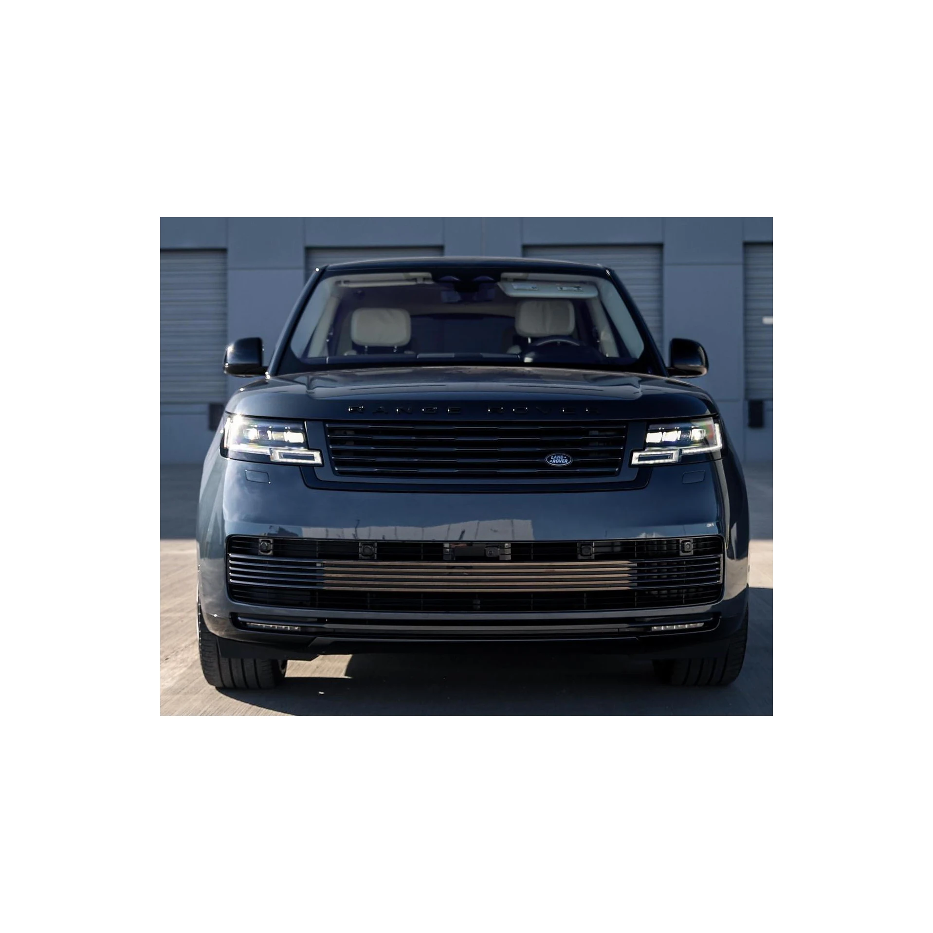 Range Rover с системой объемной камеры для полного обзора автомобиля на 360 градусов