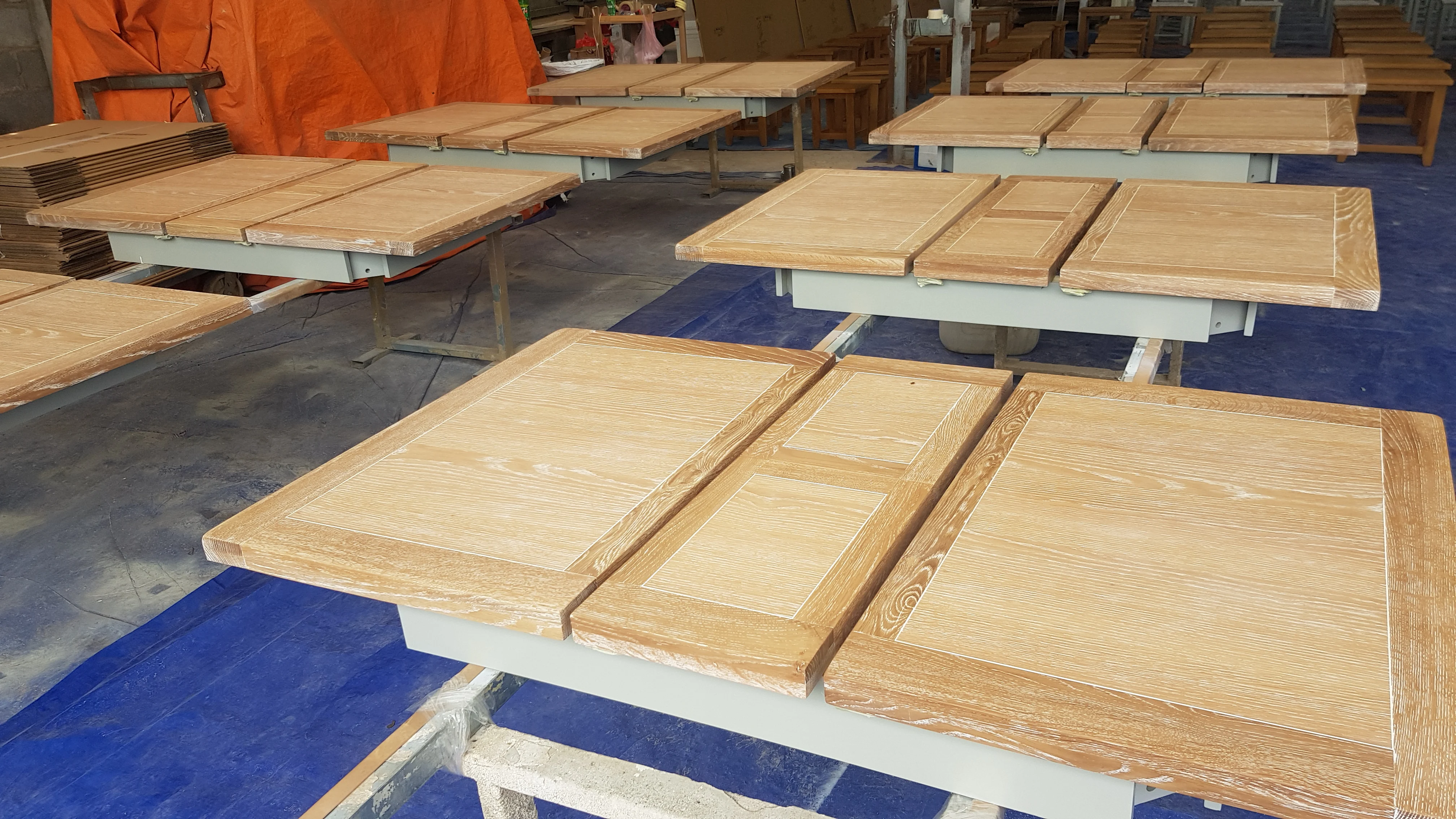 BUTTERFLY EXTENDING OVAL DINING TABLE