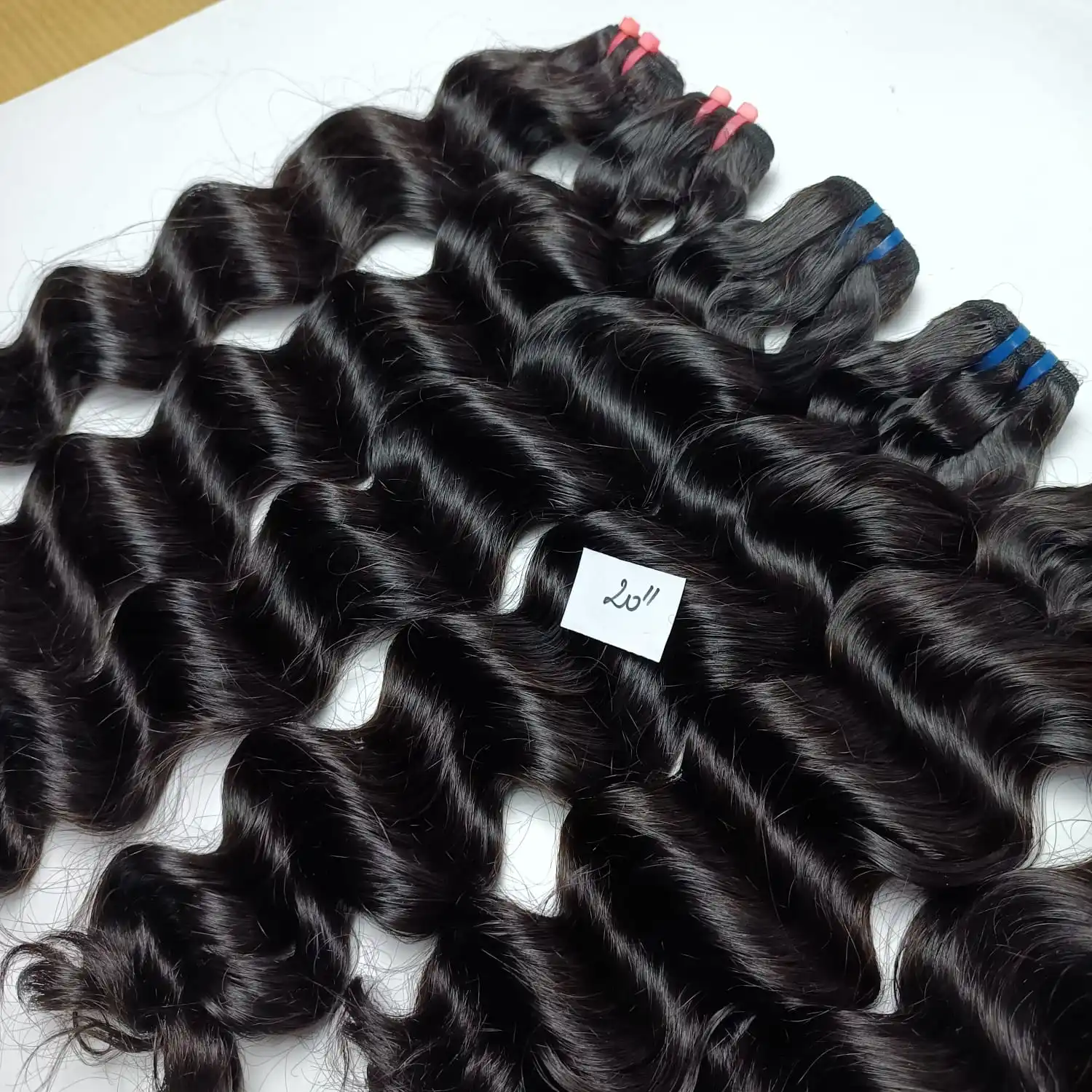 Cuticle aligned Natural Wavy  Weft Hair Double Drawn 100% Vietnamese Human Hair No Shedding No Tangle No Chemicals