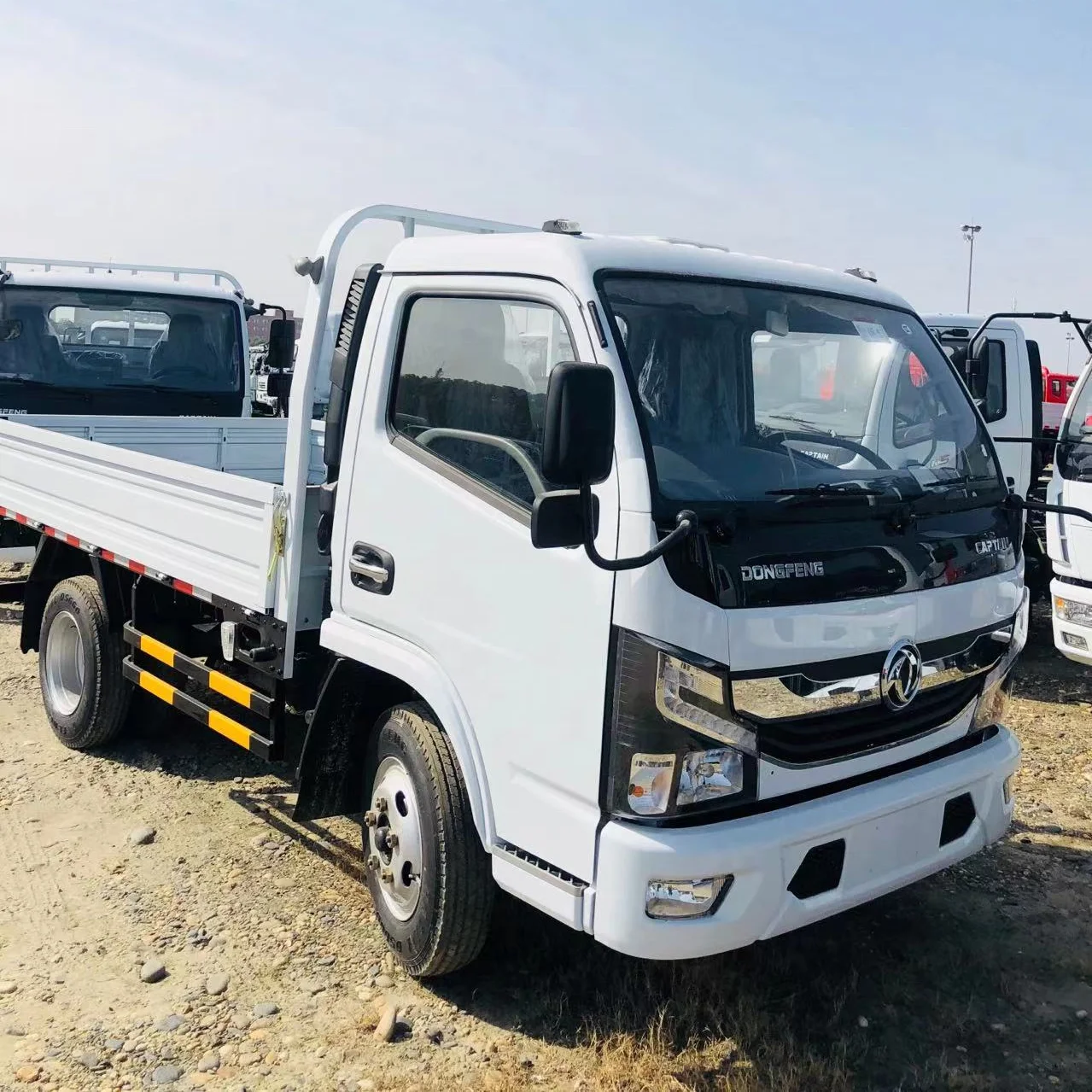 Right Hand Drive Light Cargo Truck 75kw Diesel Engine Power Load 4500kg Flatbed Deliver