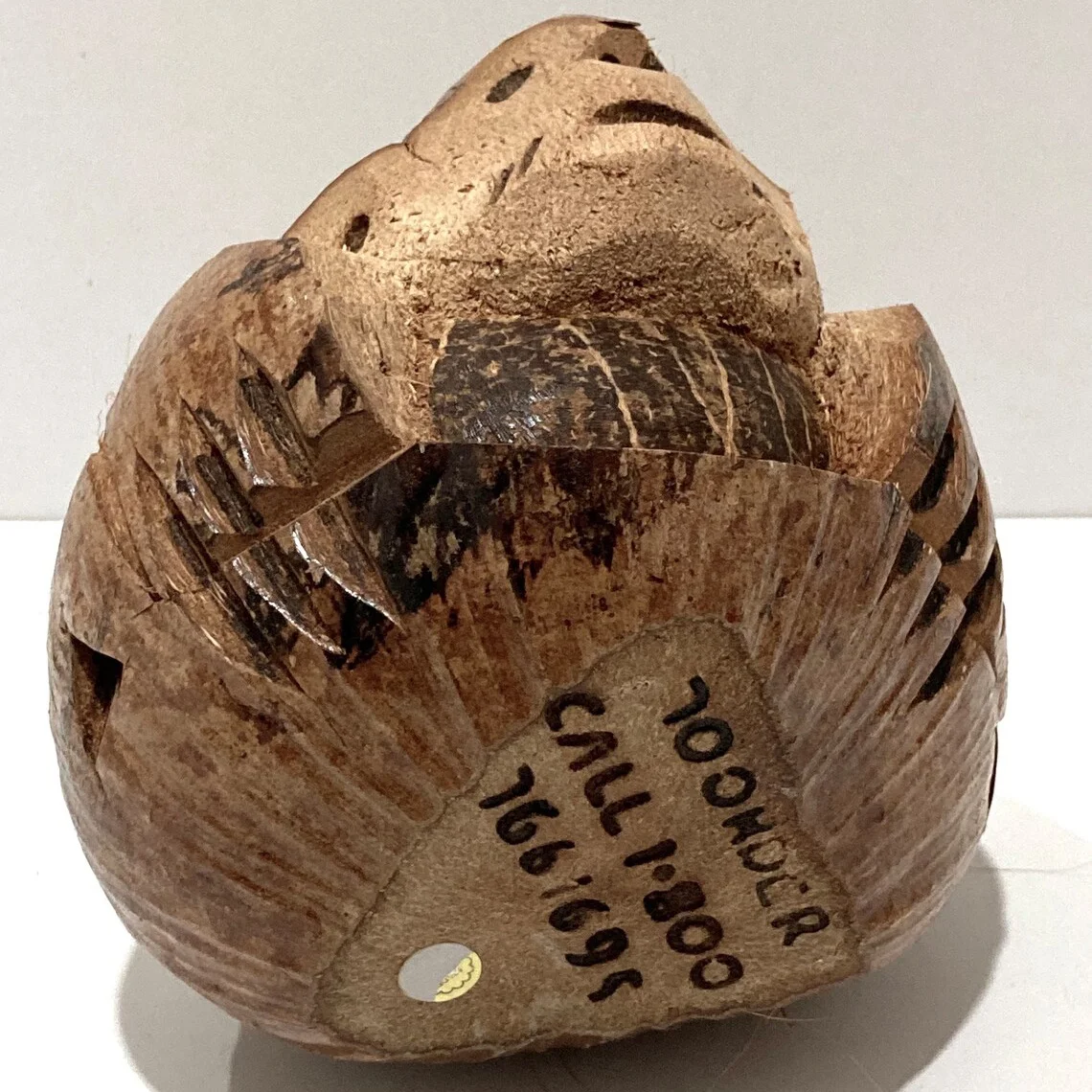 High quality Hawaiian Decoration Coconut Carved Monkey Bank Sculpture Luau Party Table Decor Hawaii Souvenir Tiki Bar Carving