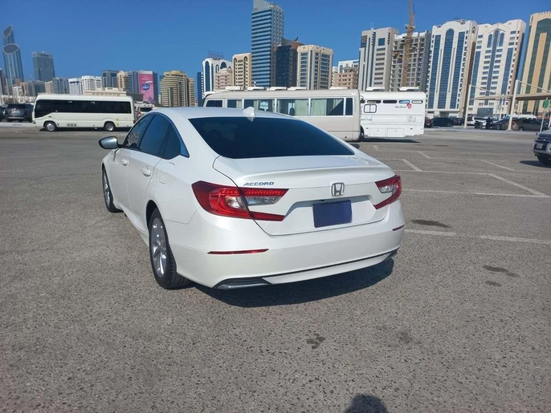 Подержанный Honda Accord 2021 года 1.5 л темный салон с кожаными сиденьями передний привод левый руль бензин R16