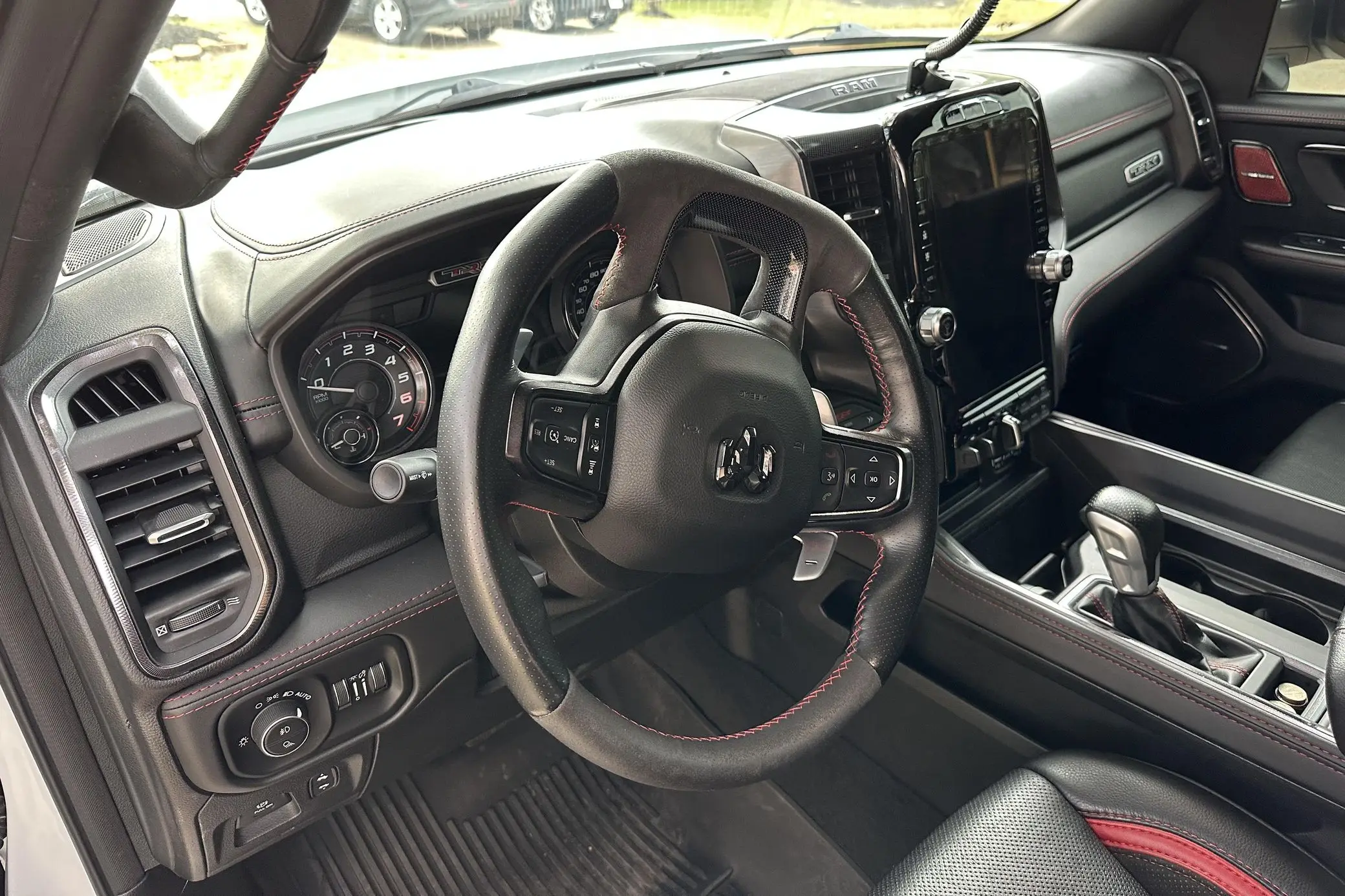 2019 R a m 1500 Laramiee 4x4 автоматические кожаные сиденья AWD R18 шины Euro V эмиссия панорамный люк на крышу алюминиевый багажник слева