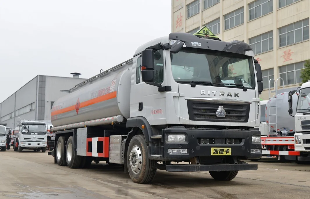 Подержанный Автоцистерна SINOTRUK SITRAK