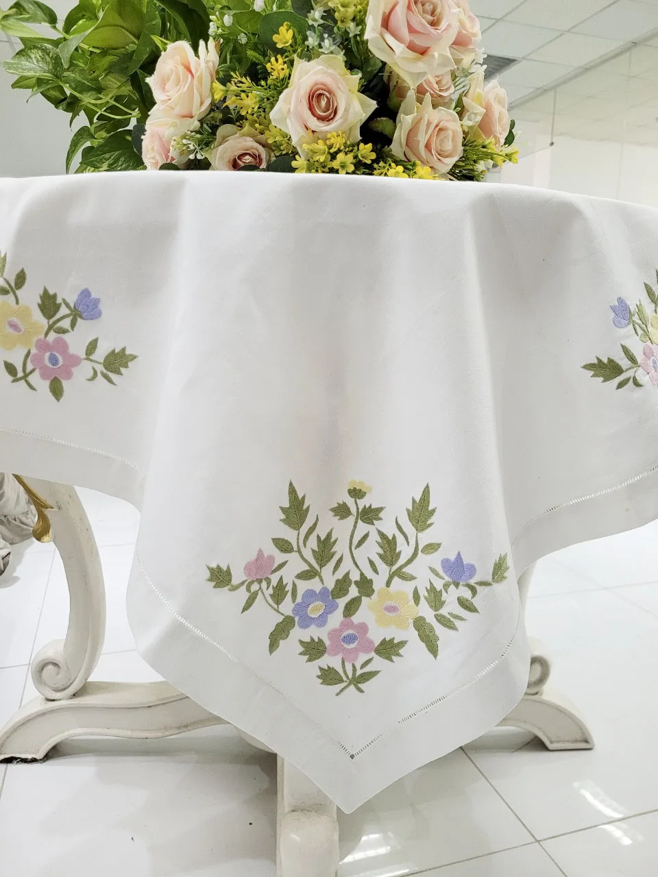Handmade Embroidered Pretty FlowersTablecloth Cotton Hemstitch Square Tablecloth Washable Home/Hotel/Restaurant Use Wholesale
