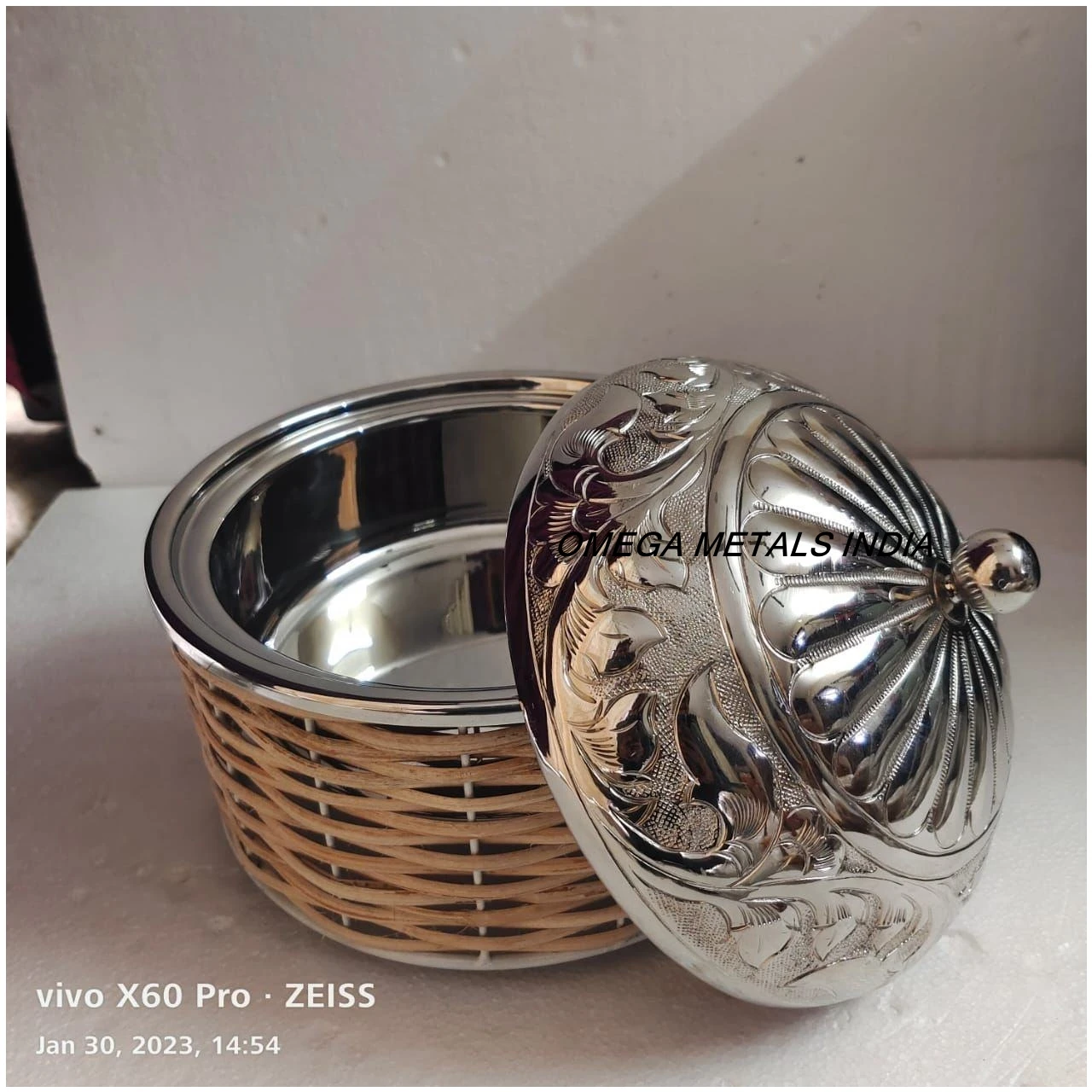 Best Quality Wooden Base Casserole with Metal Lid New Design Food Warmer with Designer Lid Hot Pot for Home Kitchen